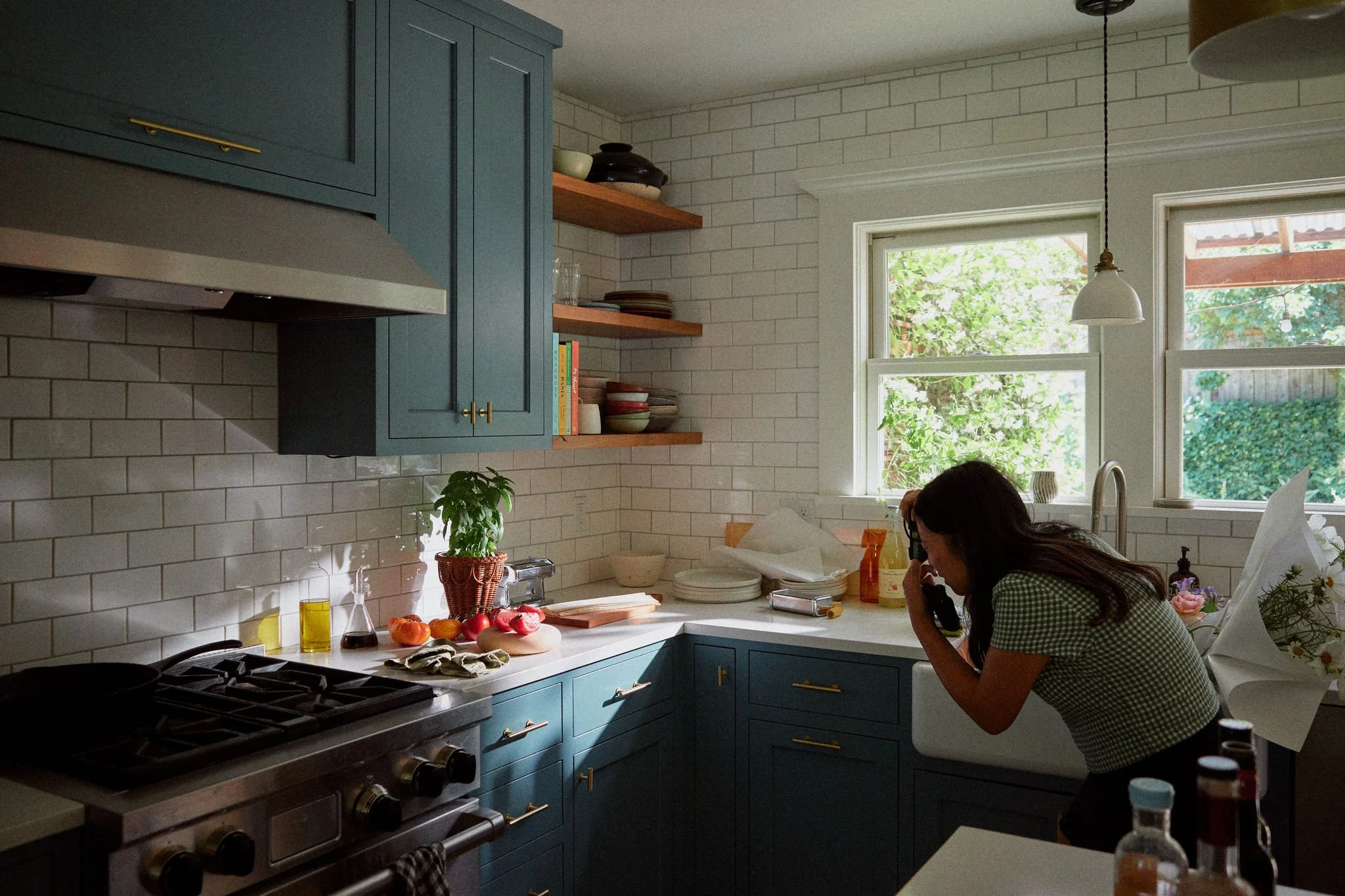 2026-06-17-hawkins-hazelfern-home-and-garden-tomato-themed-summer-shoot-bts-06.jpg