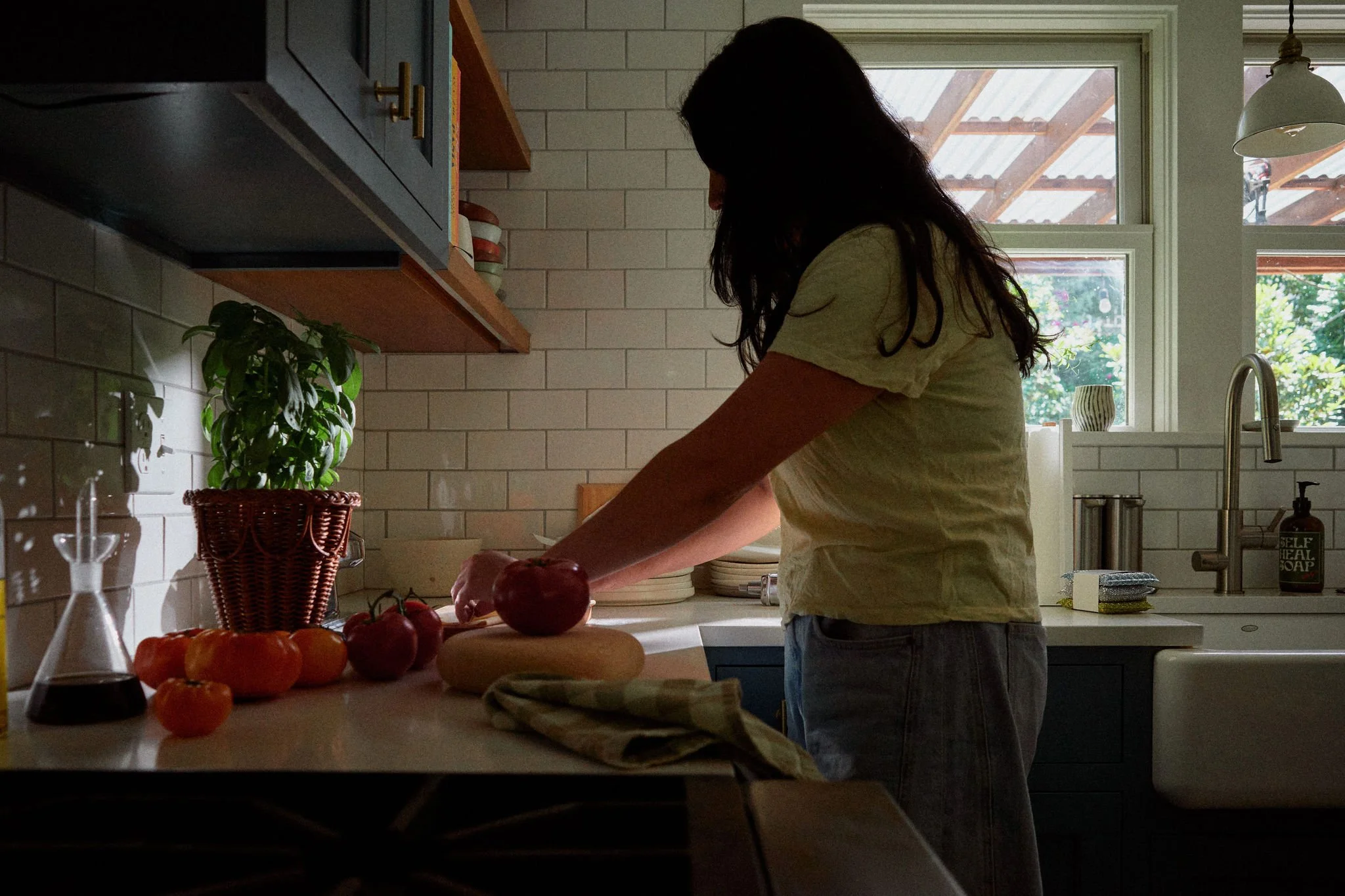 2026-06-17-hawkins-hazelfern-home-and-garden-tomato-themed-summer-shoot-bts-04.jpg