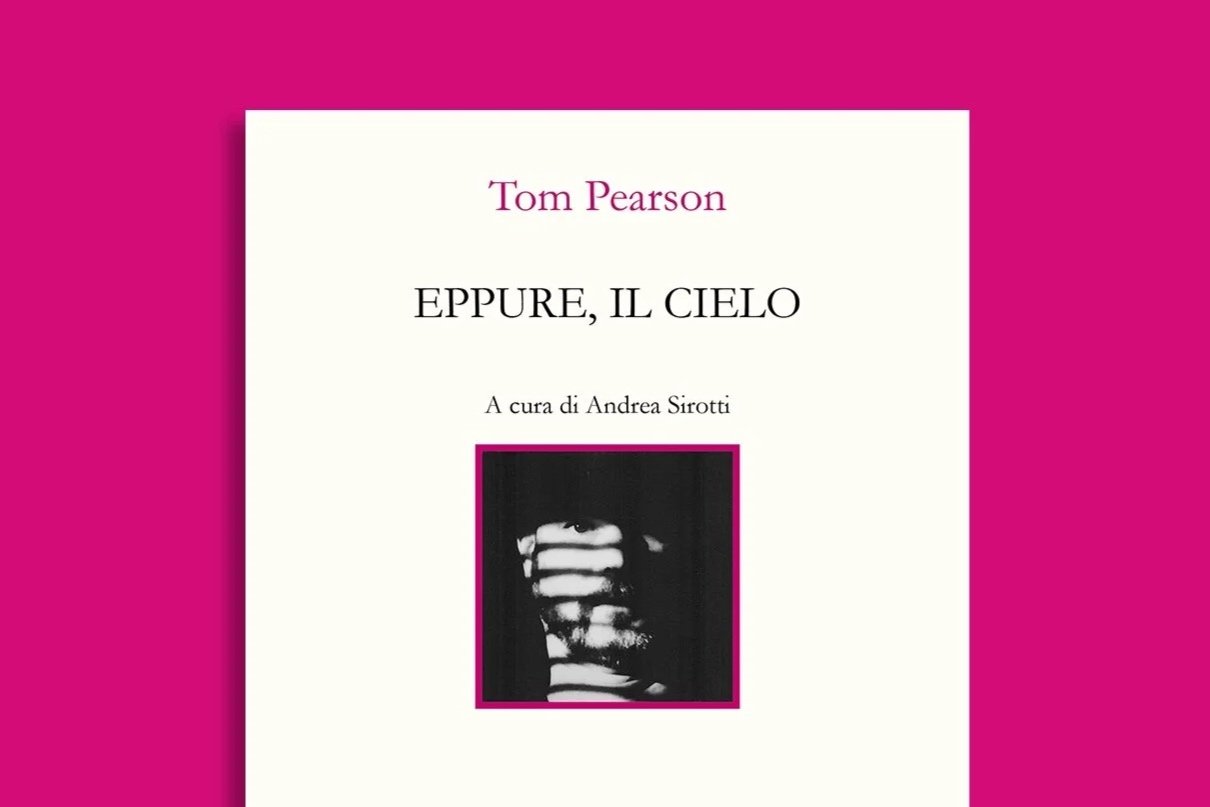 Cover of a book titled 'Eppure, il Cielo' by Tom Pearson, edited by Andrea Sirotti, featuring a black and white photo of a person with striped shadows on their face.