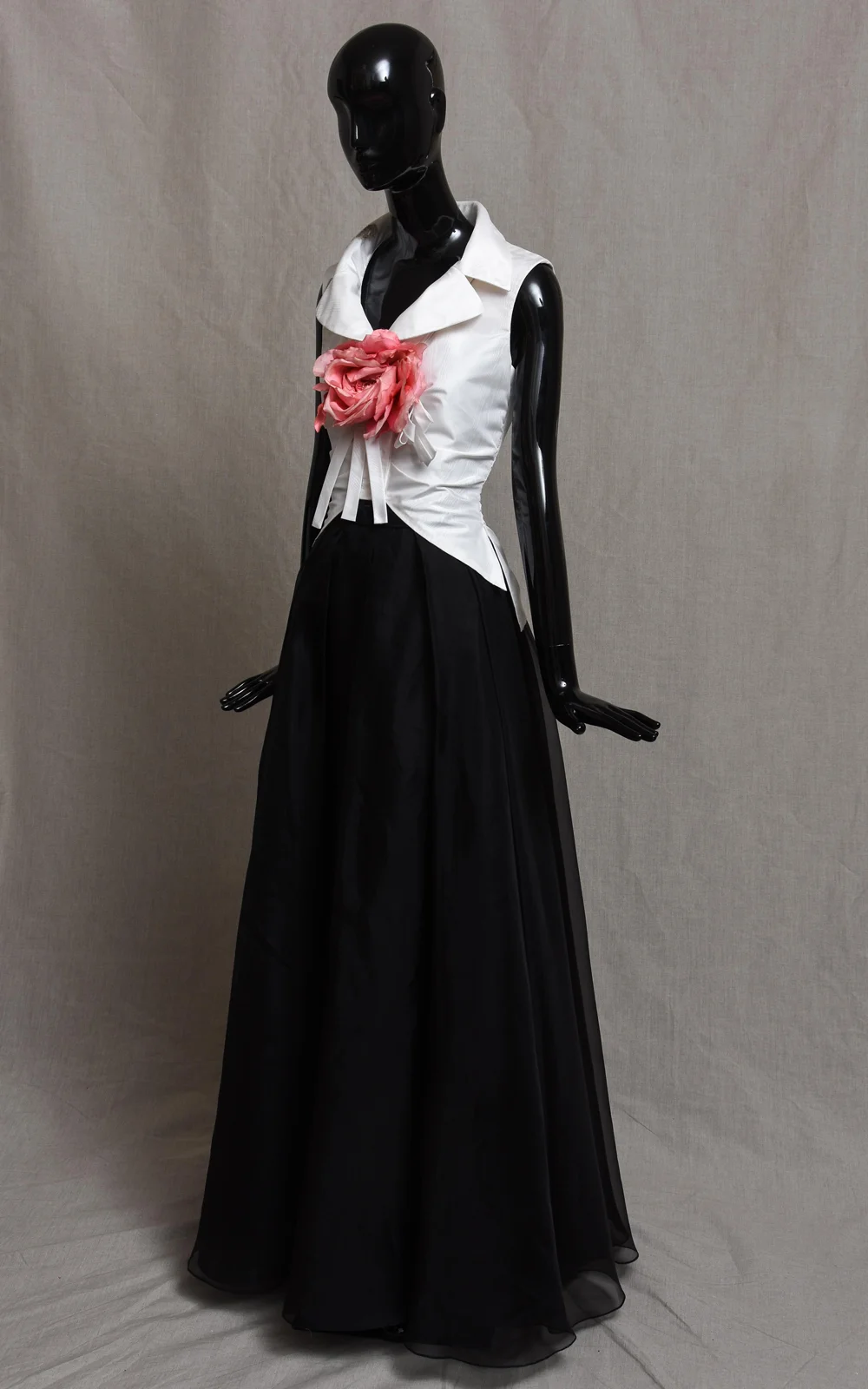 RIFF sleeveless blouse & DUSK skirt