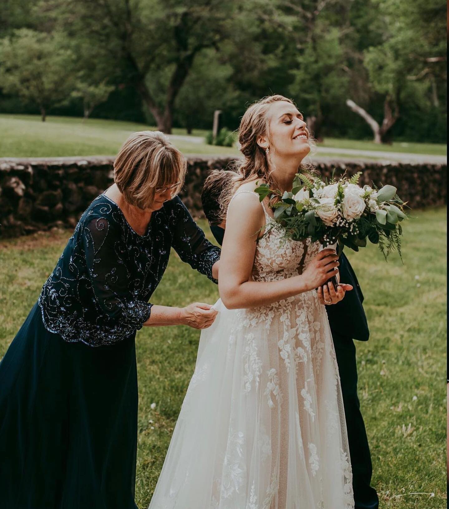 When she always has your back&hellip;✨ &bull; 

Happy Mother&rsquo;s Day to all the incredible moms out there! 🙌 We hope all the moms are feeling the love and gratitude today and always. ❤️ // 

📸 by @celiakphoto 

#HappyMothersDay #VermontWedding 
