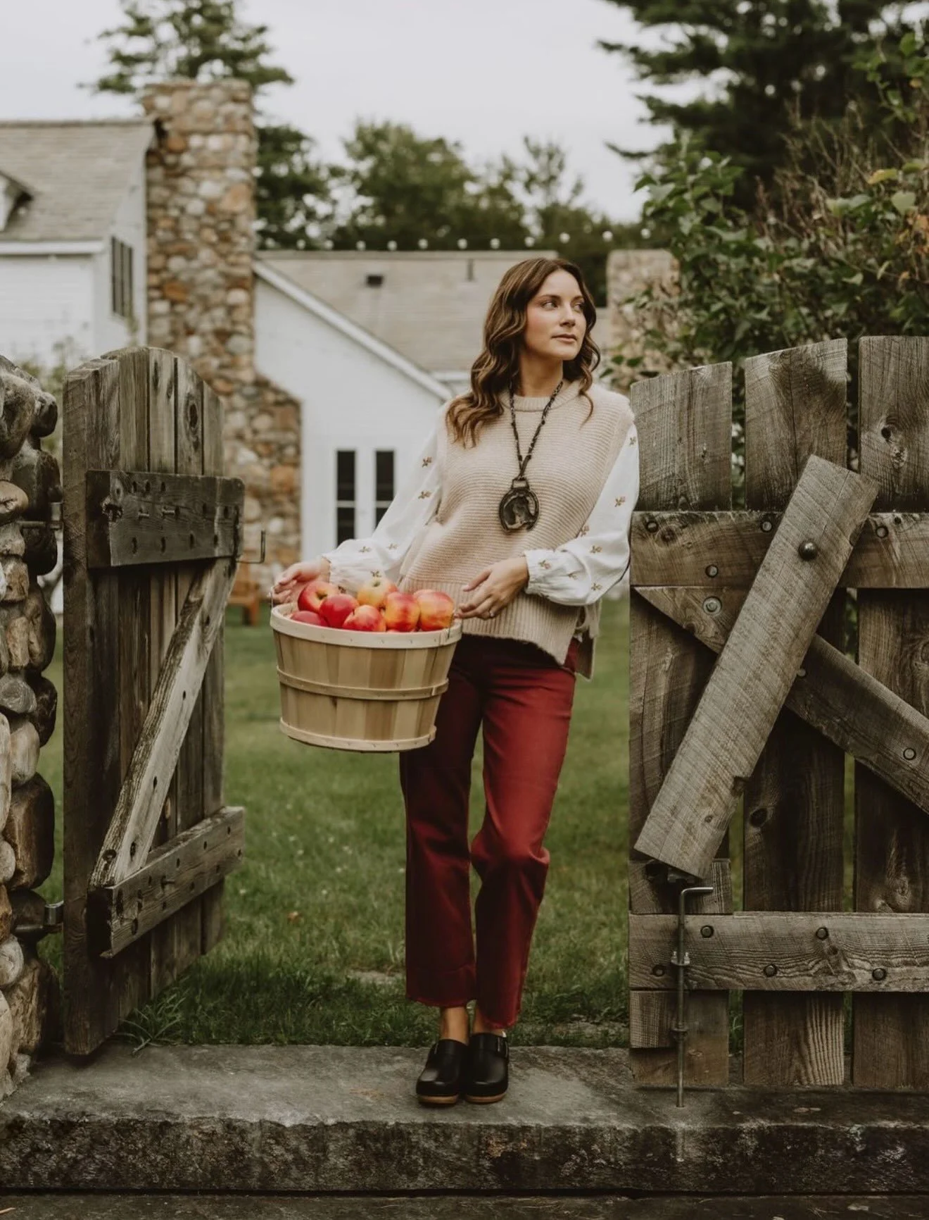 An autumn afternoon, Vermont style 🍎 &bull; 

Another beautiful moment captured by our friends at @madeforthemountainsbytwd, making the most of our old apple orchards and everything we love about this time of year. 🍁 

📸 by @mountainheartsphotogra