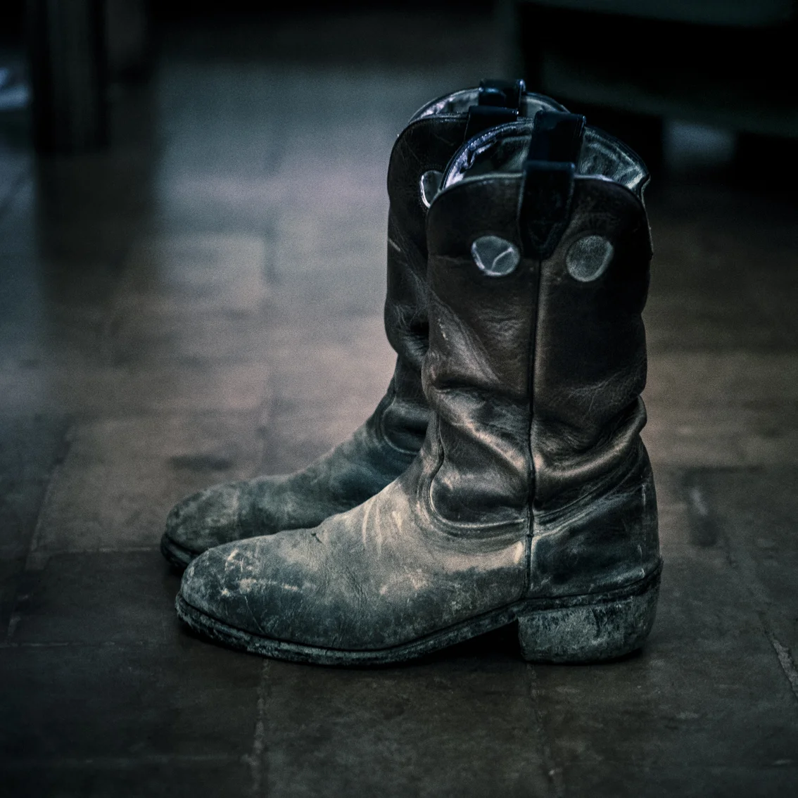 My boots, not made for walking. No Western Colors, just my own dirty boots after a ride. That's why men wear their jeans over the boots: so at least half of them stay clean. Once a year I wash them well, let them dry for some days and then I put a lot of old olive oil on the leather. And so I do with the saddles. And make them shine with your jeans.