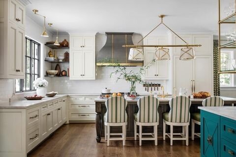 The secret to streamlined kitchen cabinetry? Extend it up to the ceiling. Not only will this add the illusion of height, but it also maximizes storage space. ⠀⠀⠀⠀⠀
⠀⠀⠀⠀⠀⠀⠀⠀⠀
Interior Design: @bethmeyerdesign⠀⠀⠀⠀⠀⠀⠀⠀⠀
Photo: @rusticwhiteinteriors⠀⠀⠀⠀⠀