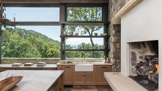 Floating cabinetry with a twist: stunning treetop views! This kitchen is a reminder that it pays off to think outside the box!

Cabinetry: @morgancreekcabinetco​​​​​​​​
Interior design: @interiors_wrightdesign_​​​​​​​​
Architect: @_wrightdesign_​​​​​