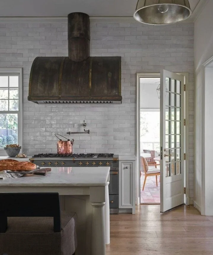 ✨ The kitchen of this newly reimagined English Tudor&ndash;inspired home in Atlanta brings timeless character to life, blending tradition and modern functionality with a statement range and custom cabinetry. 

Architecture: @peterblockarch ⁠ 
Interio