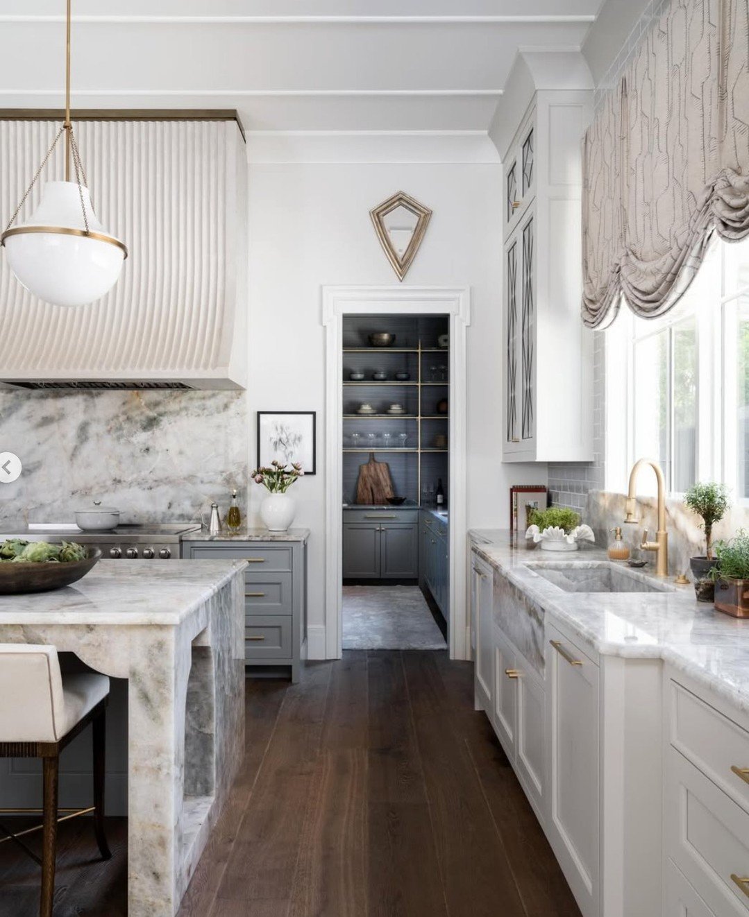 The 2025 @atlantaholidayhome is open for tours now! This stunning kitchen features custom cabinetry by Morgan Creek Cabinetry and interior design and specifications by @valeriegarrettinteriors.

#atlantaholidayhome #kitchen #interiordesign #home #new