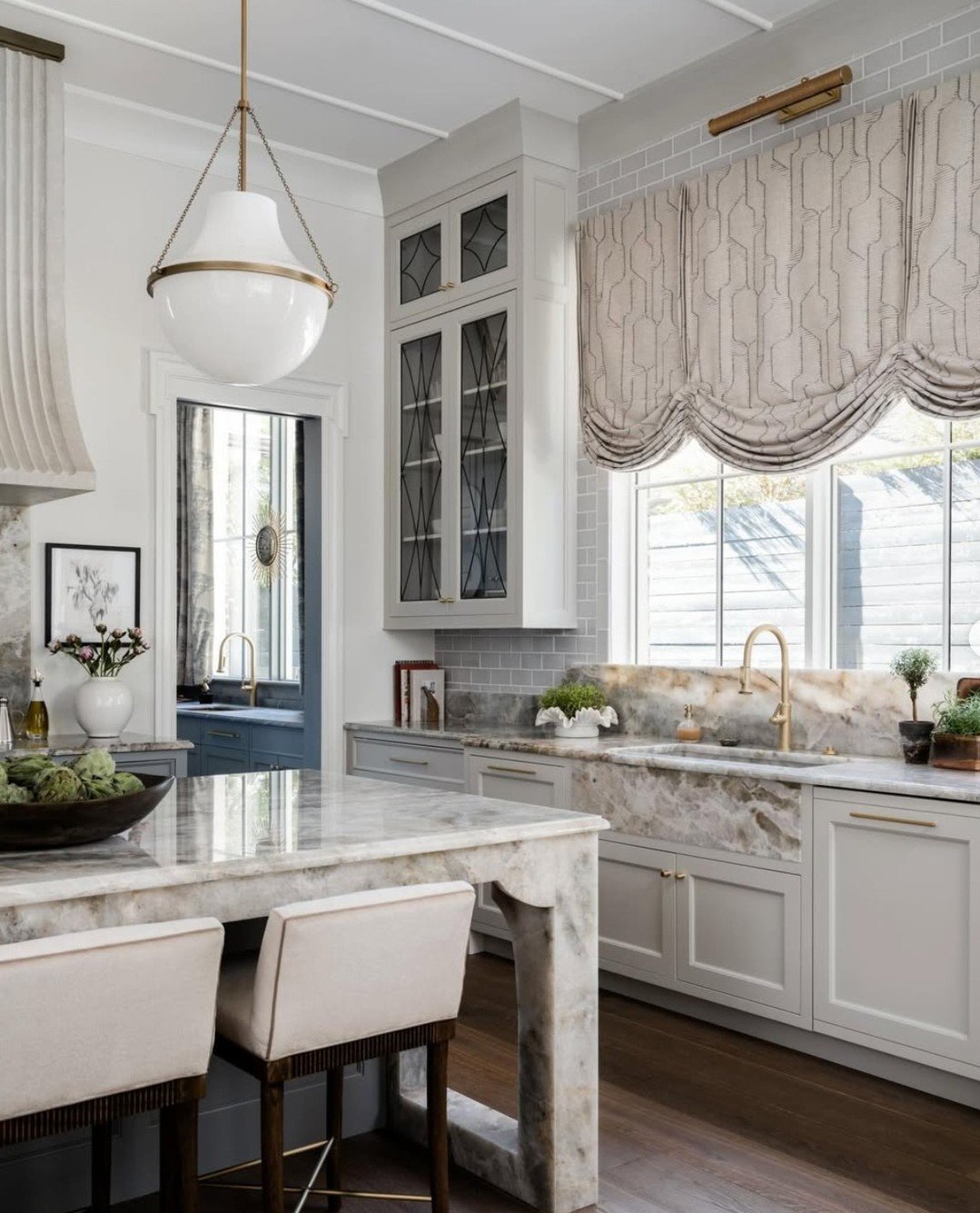 Our leaded glass kitchen cabinets bring Art Nouveau energy to the @atlantaholidayhome kitchen, featuring interior design and specifications by @valeriegarrettinteriors.

#atlantaholidayhome #kitchendesign #customcabinetry #AtlantaHomes