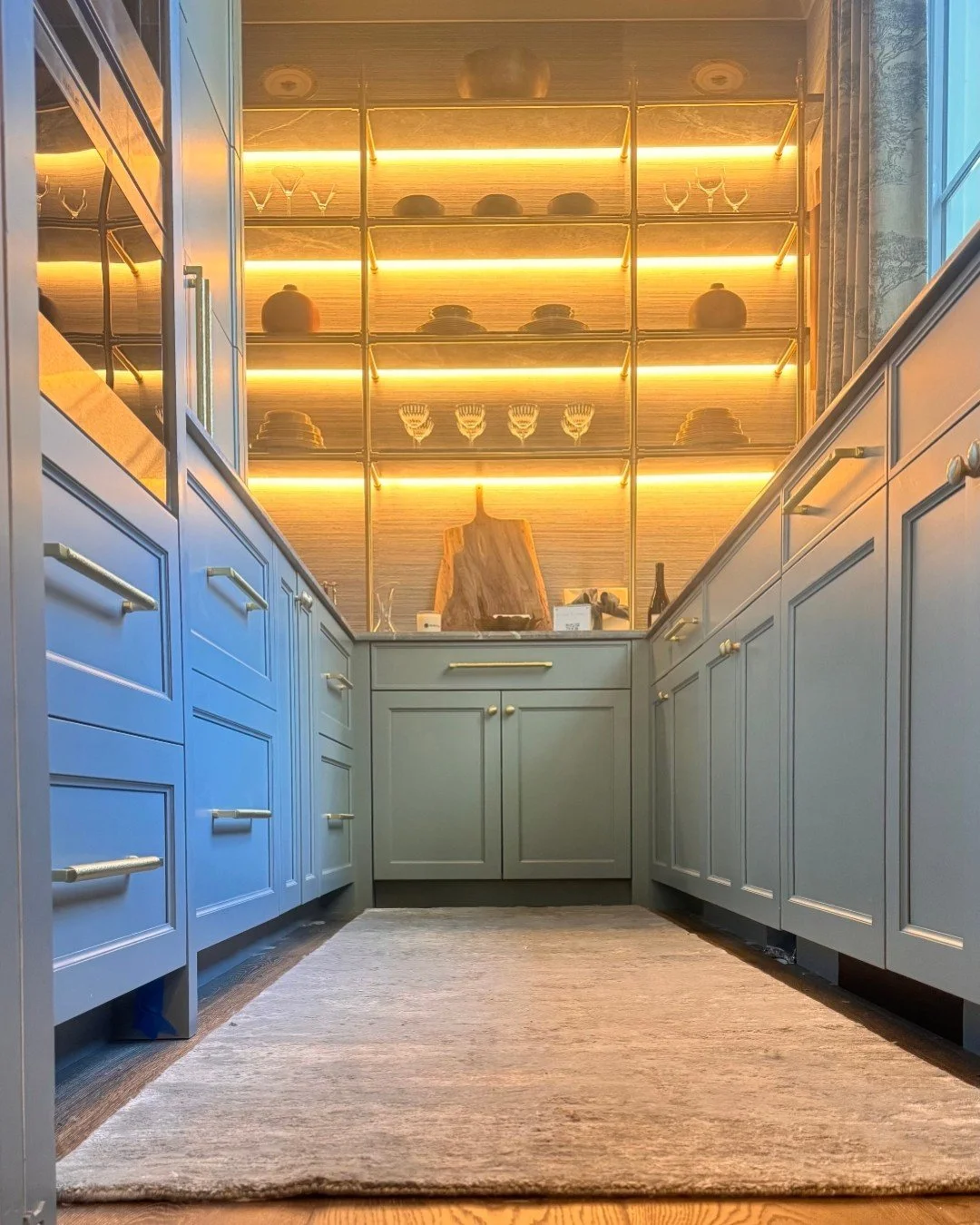 Cabinetry details from the 2025 @atlantaholidayhome kitchen, featuring interior design and specifications by @valeriegarrettinteriors and leaded glass panels by @allatoonaartglass. 

#atlantaholidayhome #kitchen #kitchendesign #interiordesign #home  