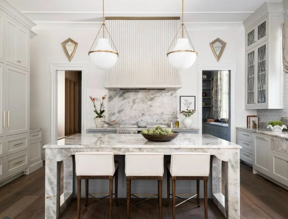 Designed to shine, the 2025  @atlantaholidayhome kitchen is a stunner! We were honored to provide custom cabinetry featuring @allatoonaartglass for the leaded glass panels. 

Interior design and specifications: @valeriegarrettinteriors
📸: @laurencha