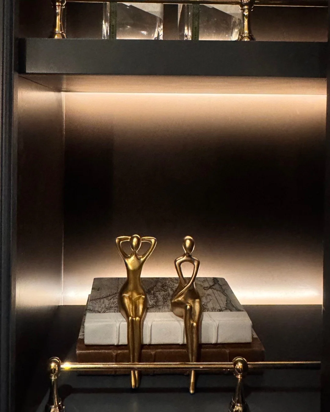 More details from the 2025 @atlantaholidayhome, featuring our custom cabinetry, interior design and specifications by @valeriegarrettinteriors and leaded glass panels by @allatoonaartglass. 

#atlantaholidayhome #kitchendetails #customcabinetry #atla