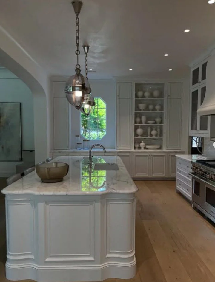 'Twas the night before Christmas, and all through the house...there was a place for everything, and everything was in its place. ✨

Wishing you and yours a very happy holiday from Morgan Creek!

Interior design: @barbarawestbrookinteriors
Cabinetry: 