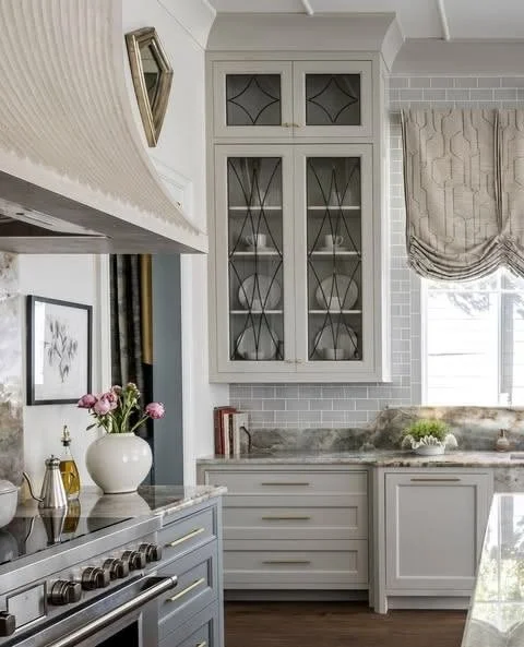 Custom cabinetry extends to the ceiling of the 2025 @atlantaholidayhome⁠kitchen, while leaded-glass panels by @allatoonaartglass showcase dish collections. 

Interior design and specifications by @valeriegarrettinteriors
Builder: @livingstonfinehomes