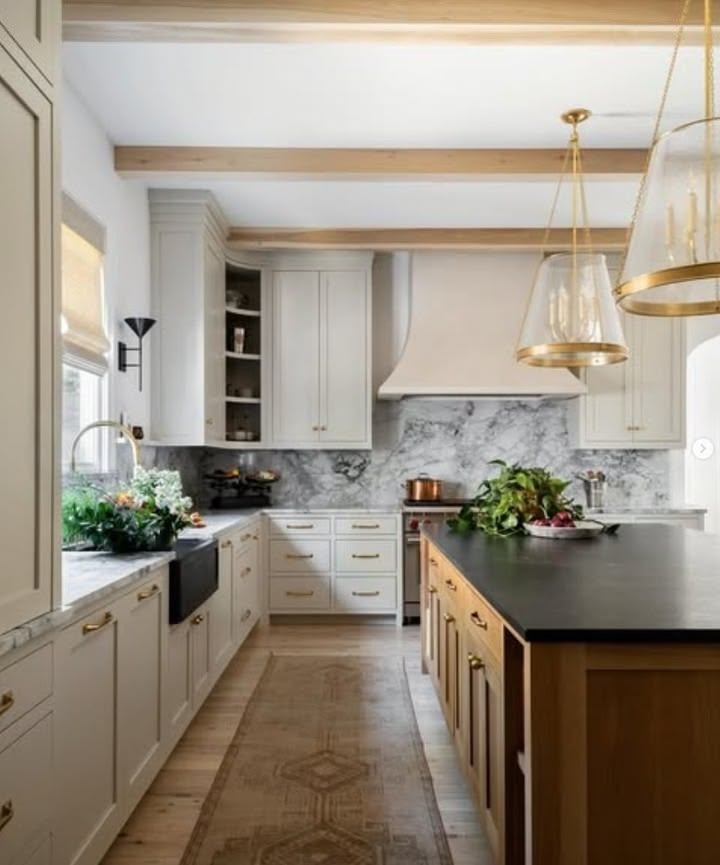 The perfect kitchen for farmers' market season 🥬Comfortable, warm, and functional.

Interior Design: @studio_wellington
Builder: @constructionresources
Photographer: @laurenchambers_interiorsphoto
Hardware: @matthewquinncollection

#CustomCabinetry 
