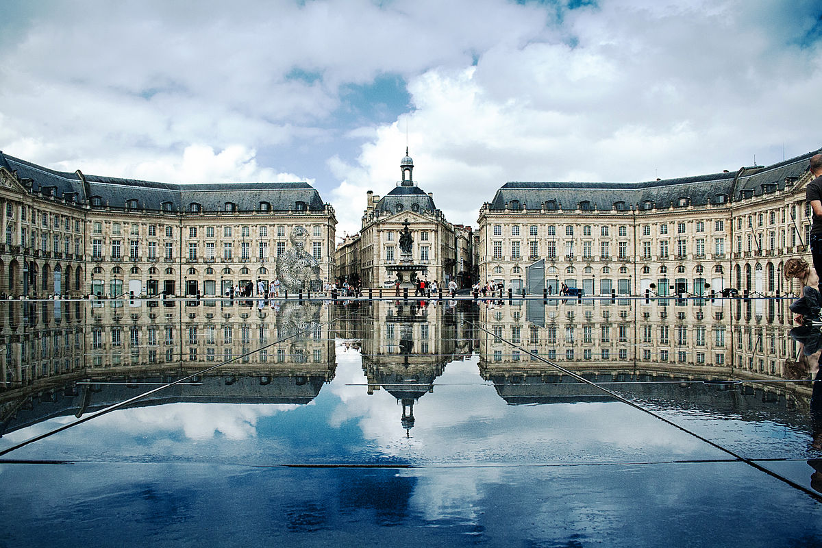 Place_de_la_Bourse,_Bordeaux,_France.jpg