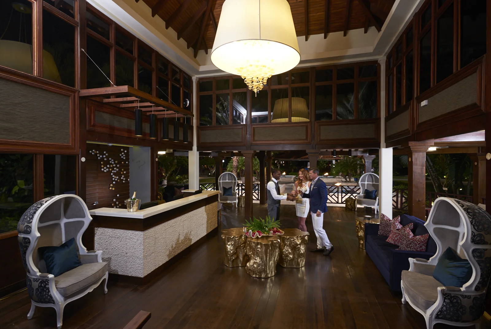 SLS_FRONT_LOBBY_LIFESTYLE_050.jpg