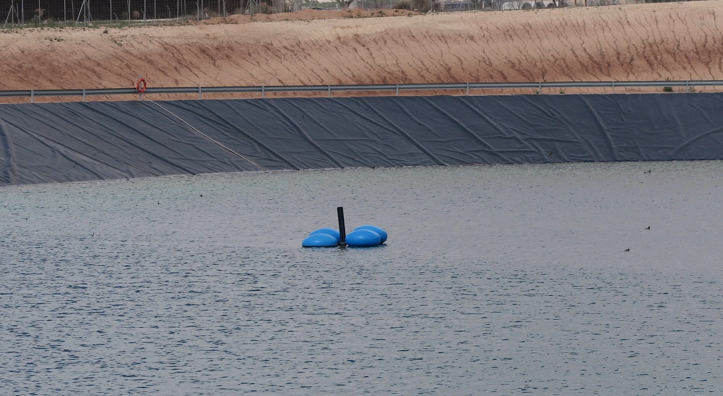 Detalle de la tubería flotante sujeta a las 4 boyas.