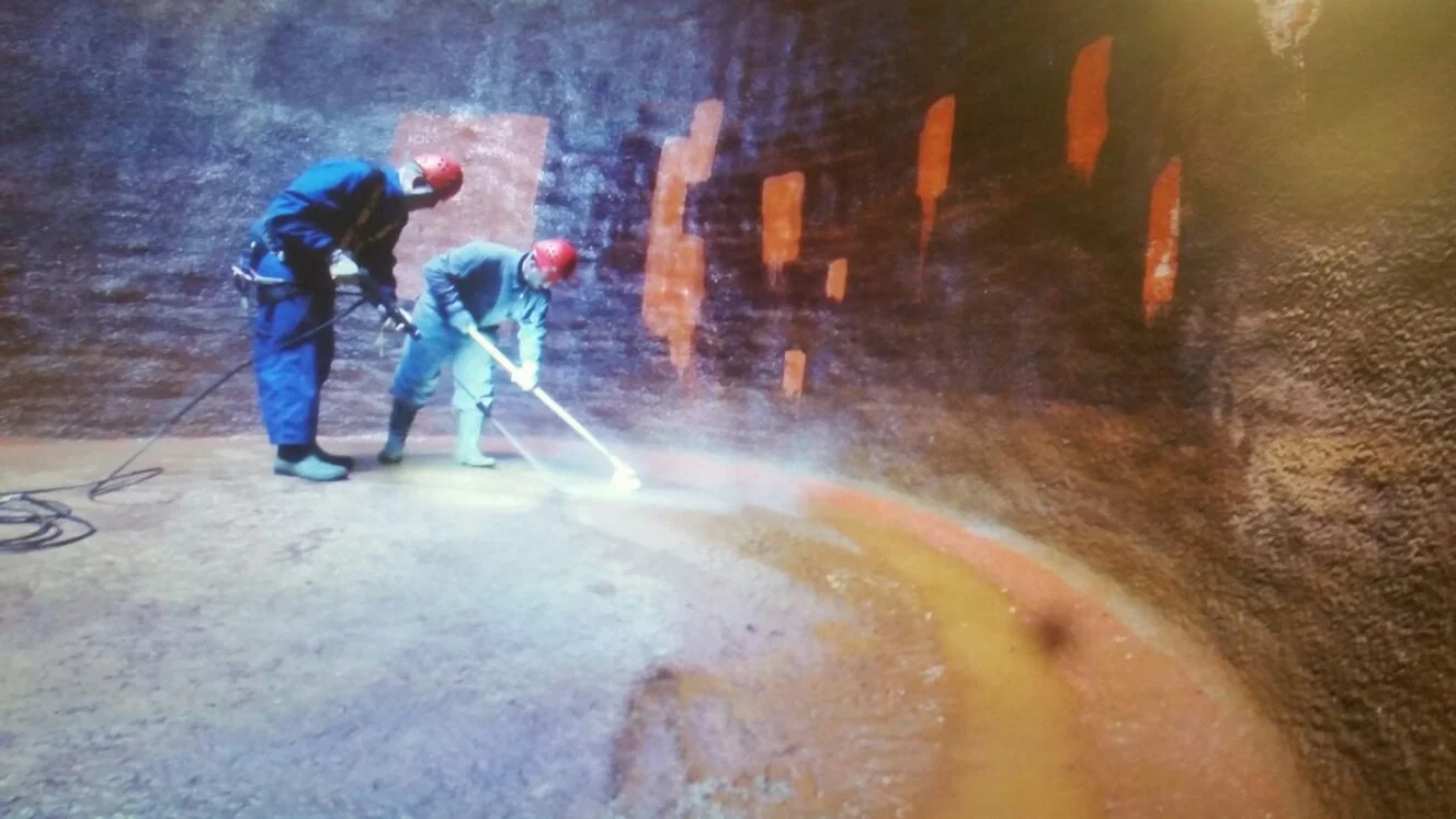 Limpieza de un depósito.