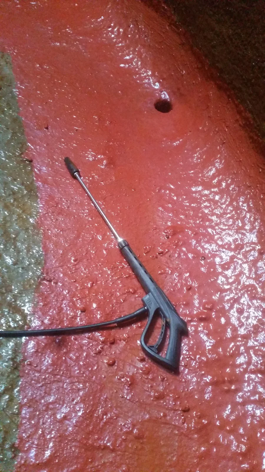 Detalle de un depósito limpio y desinfectado.