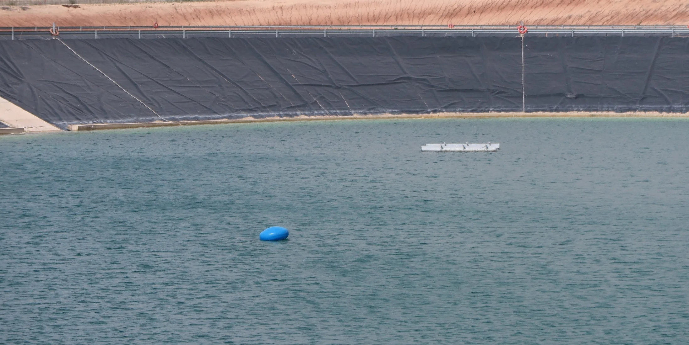 Balsa de aguas blancas. Detalle de la única boya sujeta a la tubería flotante de drenaje.