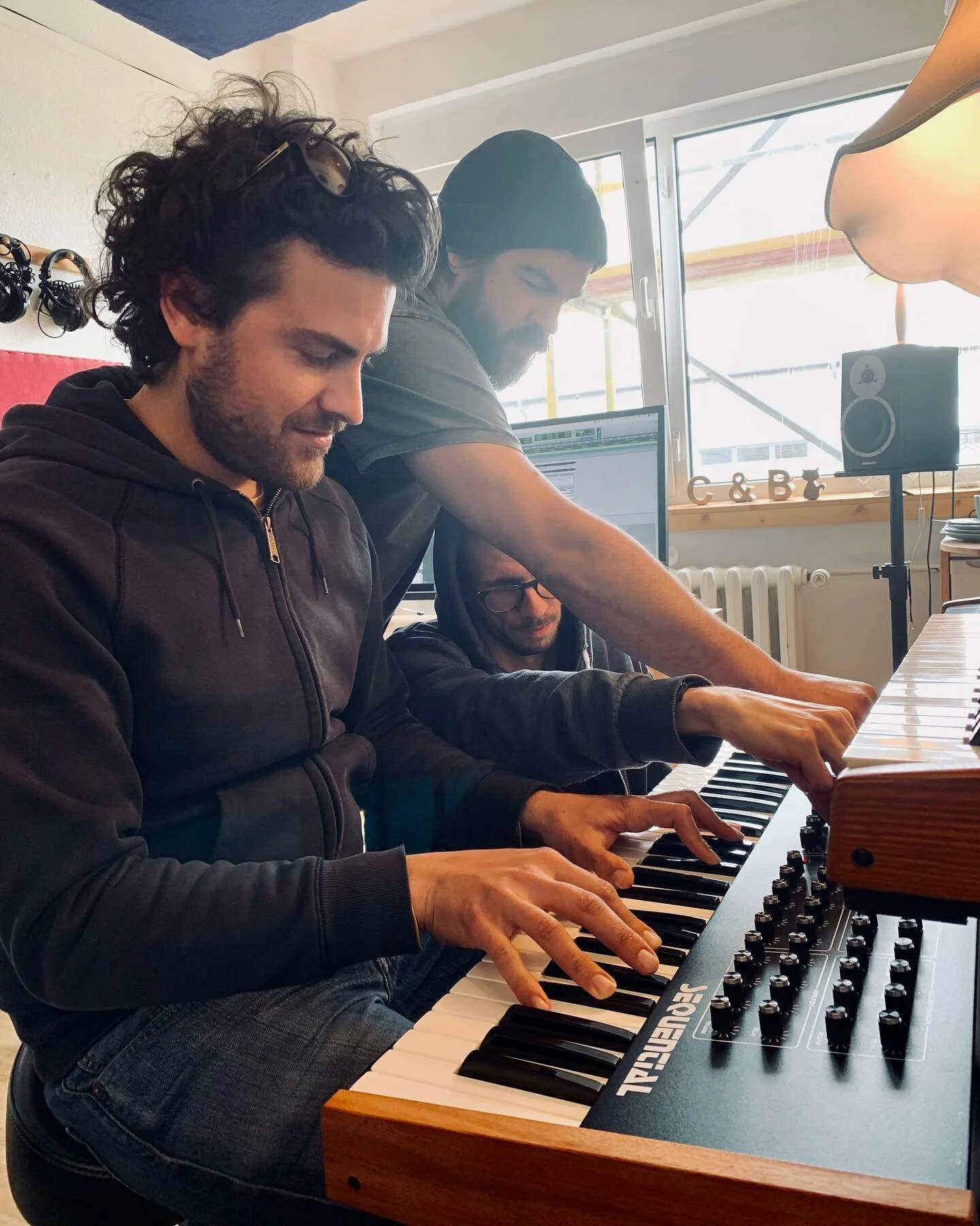 Songwriting process with @catsandbreakkies I aka. @raphakaletta @tinybaystudio @benedikt_schnitzler @bastiankaletta πΉ #jazz + #electronicmusic #organicelectro #berlin #sunday