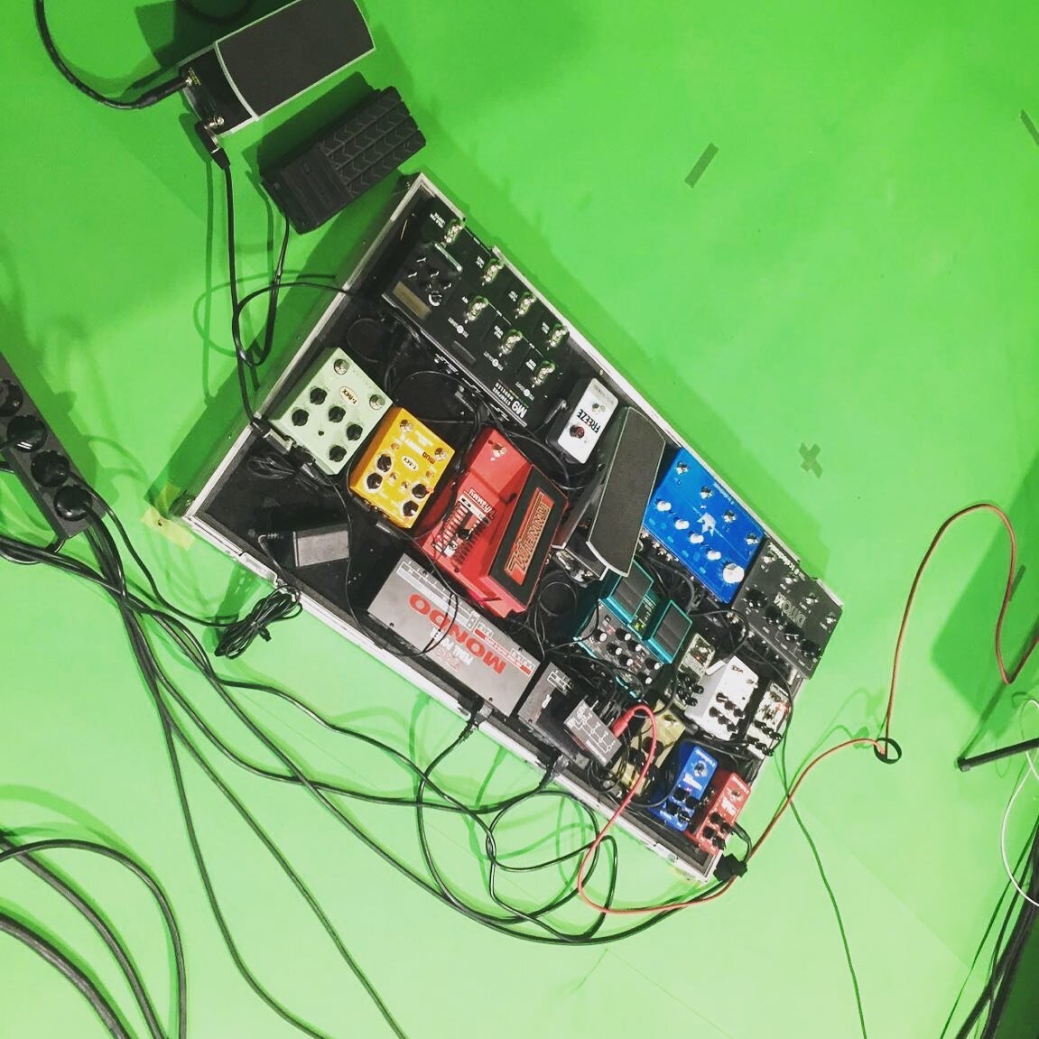 guitar effects on green screen 🎸 
.
.
.
#catsandbreakkies #greenscreen #soundcheck #noysvr #pmblue