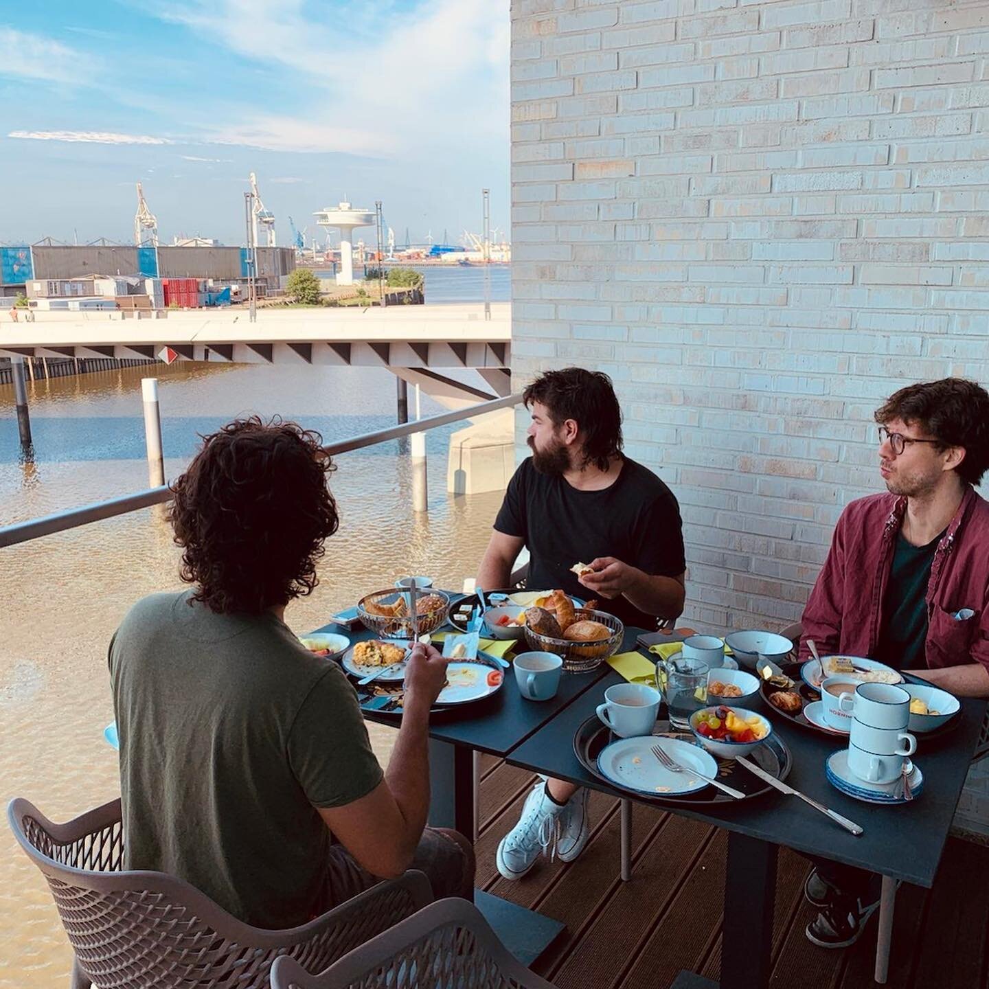 Frühstück in der Hafen City ππ₯ wie schön es war letzten Freitag beim @elbjazz in Hamburg zu spielen !
.
.
.
.
.
.
#catsandbreakkies #flashbackfriday #hamburgmeineperle #elbjazz