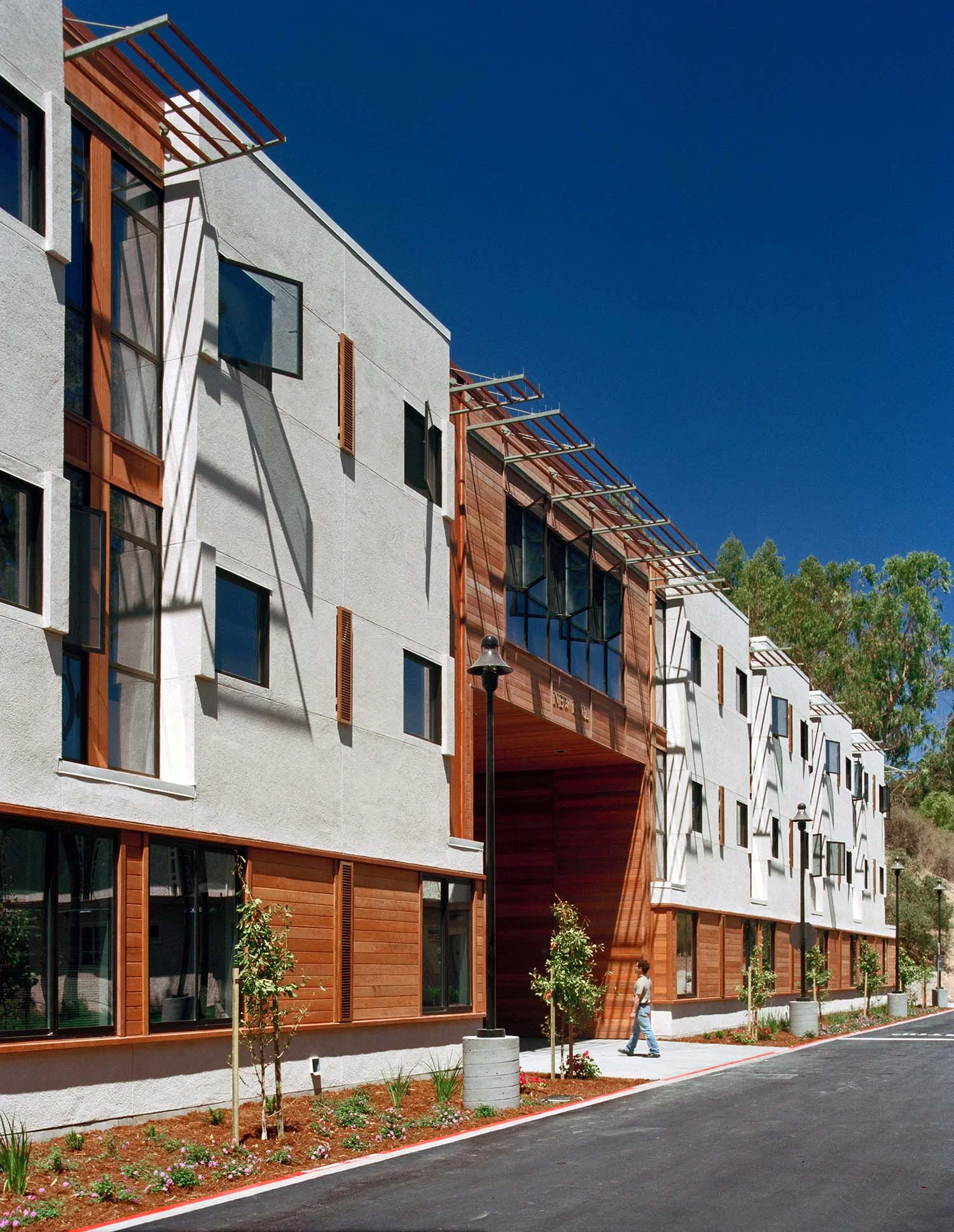 RESIDENCE HALL, NOTRE DAME DE NAMUR UNIVERSITY, BELMONT, CALIFORNIA 2004 ARCHITECT: GENSLER