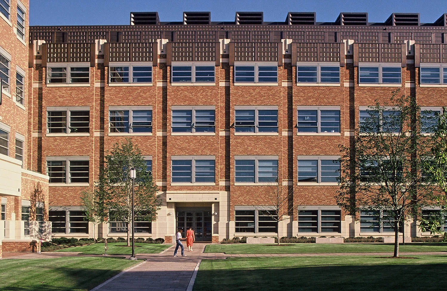 PHYSICS AND ASTRONOMY BUILDING, UNIVERSITY OF WASHINGTON, SEATTLE 1993 ARCHITECT: CESAR PELLI & ASSOCIATES
