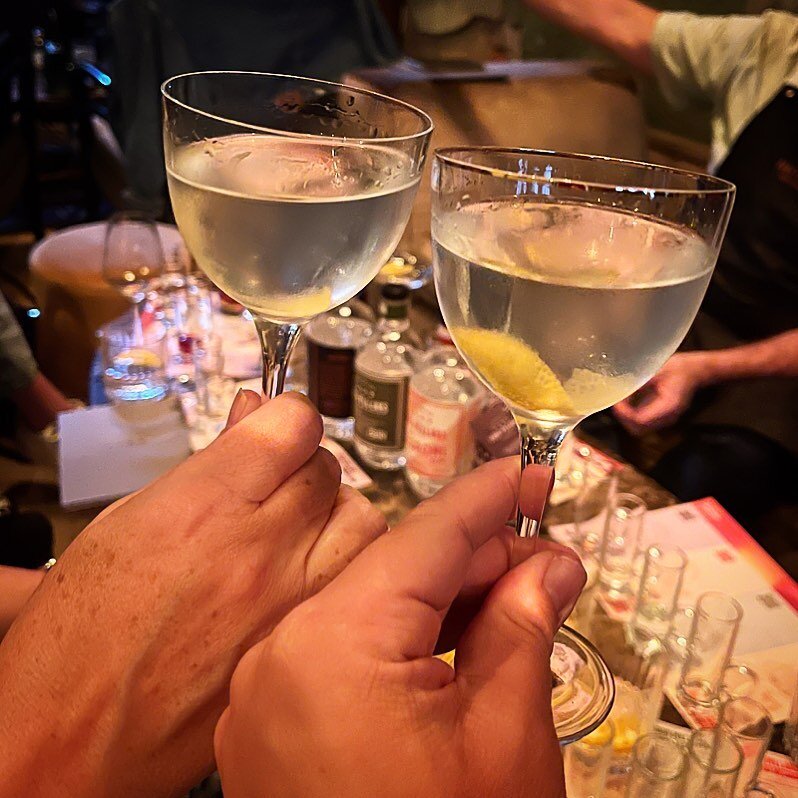 Happy World Martini Day! Not that Emma and I need any excuse to enjoy classic gin cocktail! 

Here we are trying a delicious dry martini using @fourpillarsgin Olive Leaf Gin with a lemon twist!

#gifted #worldmartiniday #gincocktail #martini #drymart