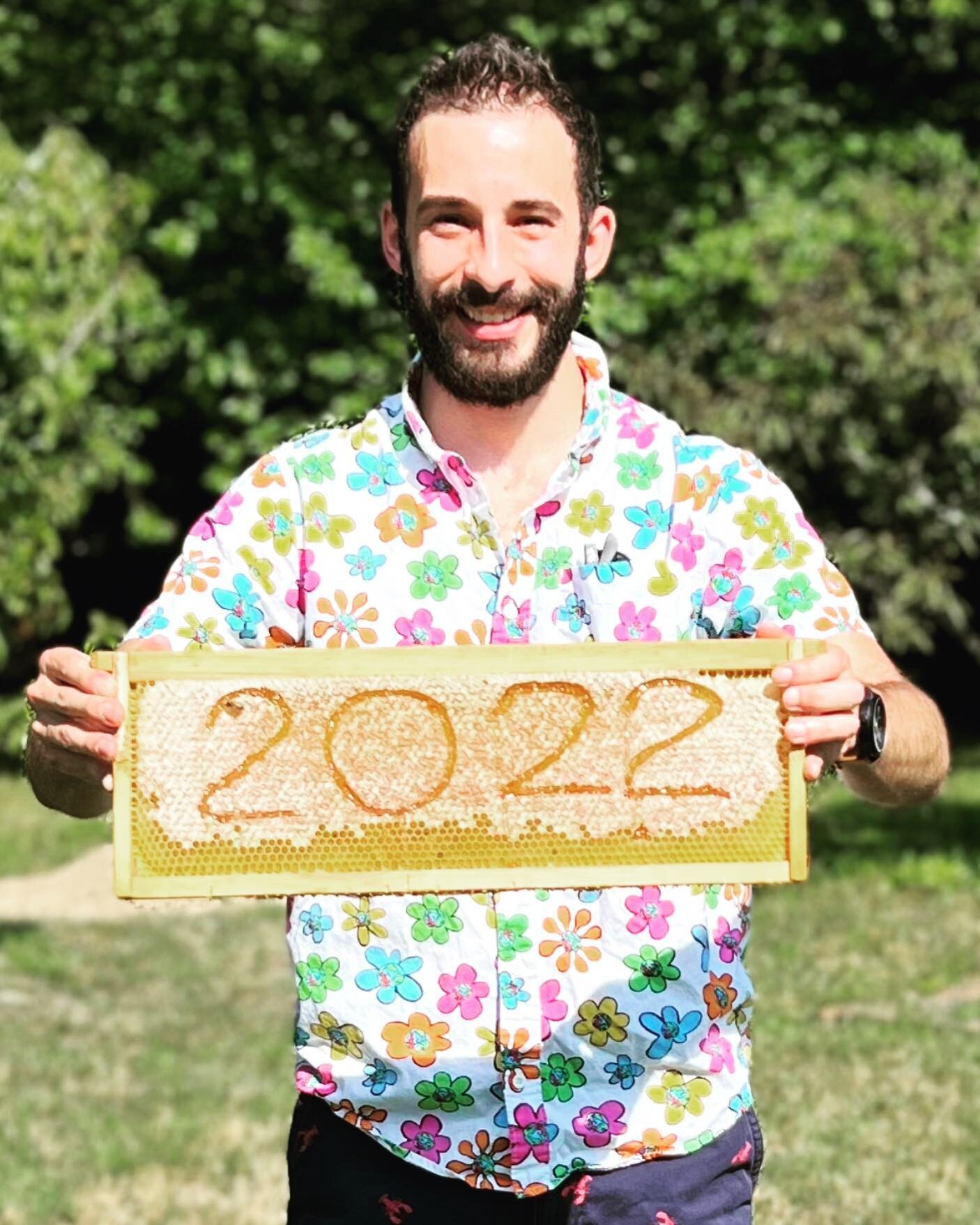 ✌️❤️🍯 Summer 2022 Harvest 🐝

#hallsharvestapiary #summer2022 #honeycomb #backyardbeekeeper #madeinvirginia #honeybees #honey #2022 #beekeeping
