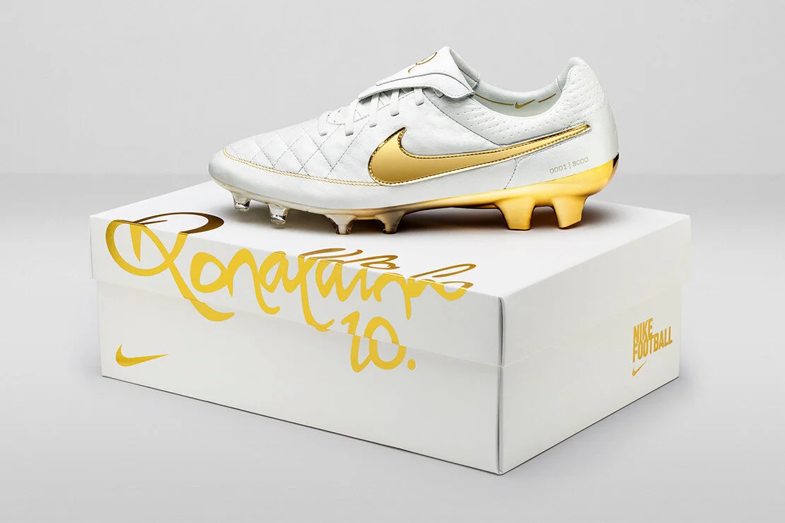 https___hypebeast.com_image_2015_08_ronaldinho-nike-tiempo-legend-touch-of-gold-1.jpg