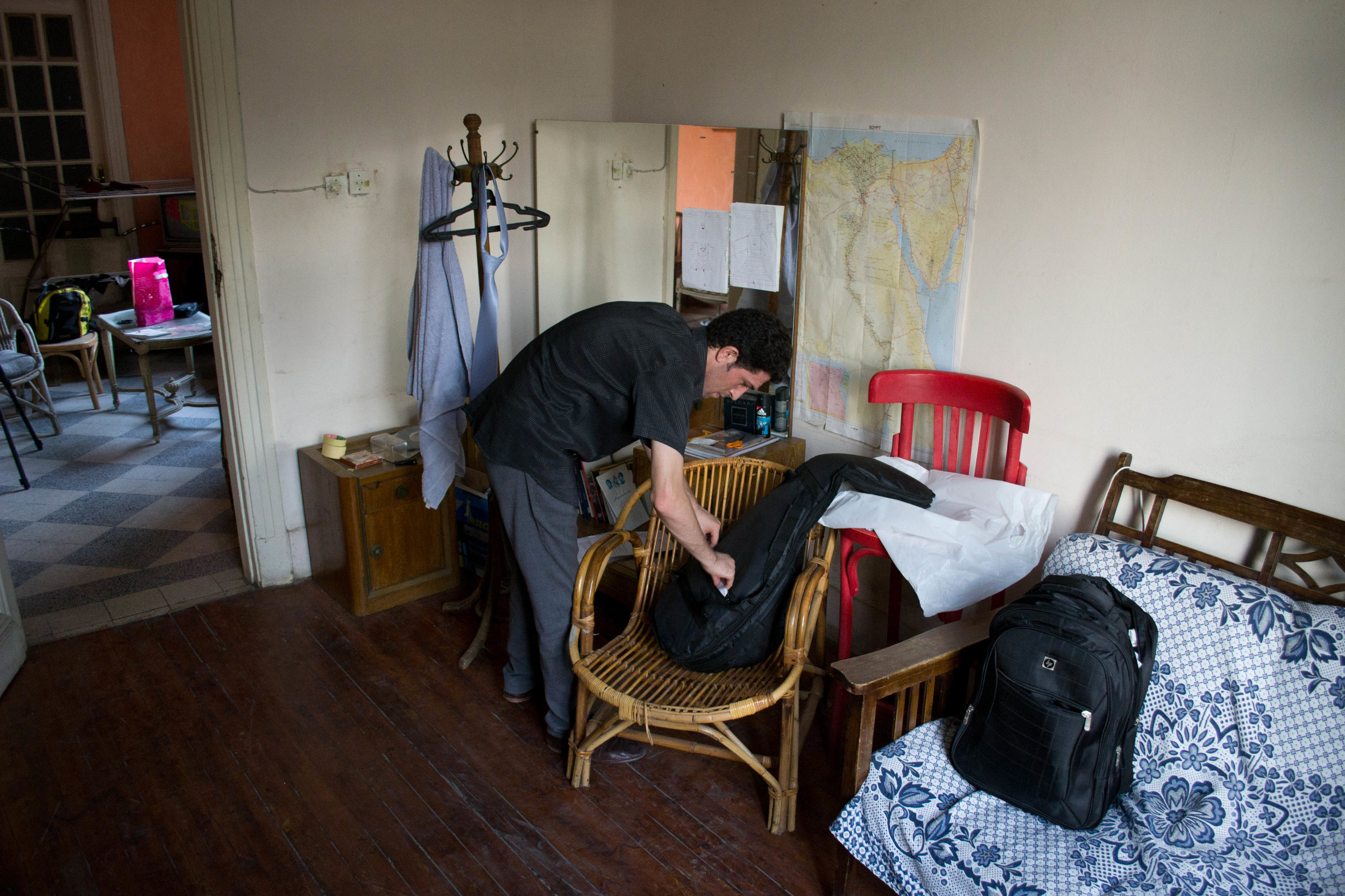 Nabil pakker sin taske på værelset i Kairo. Foto: Rasmus Bøgeskov Larsen