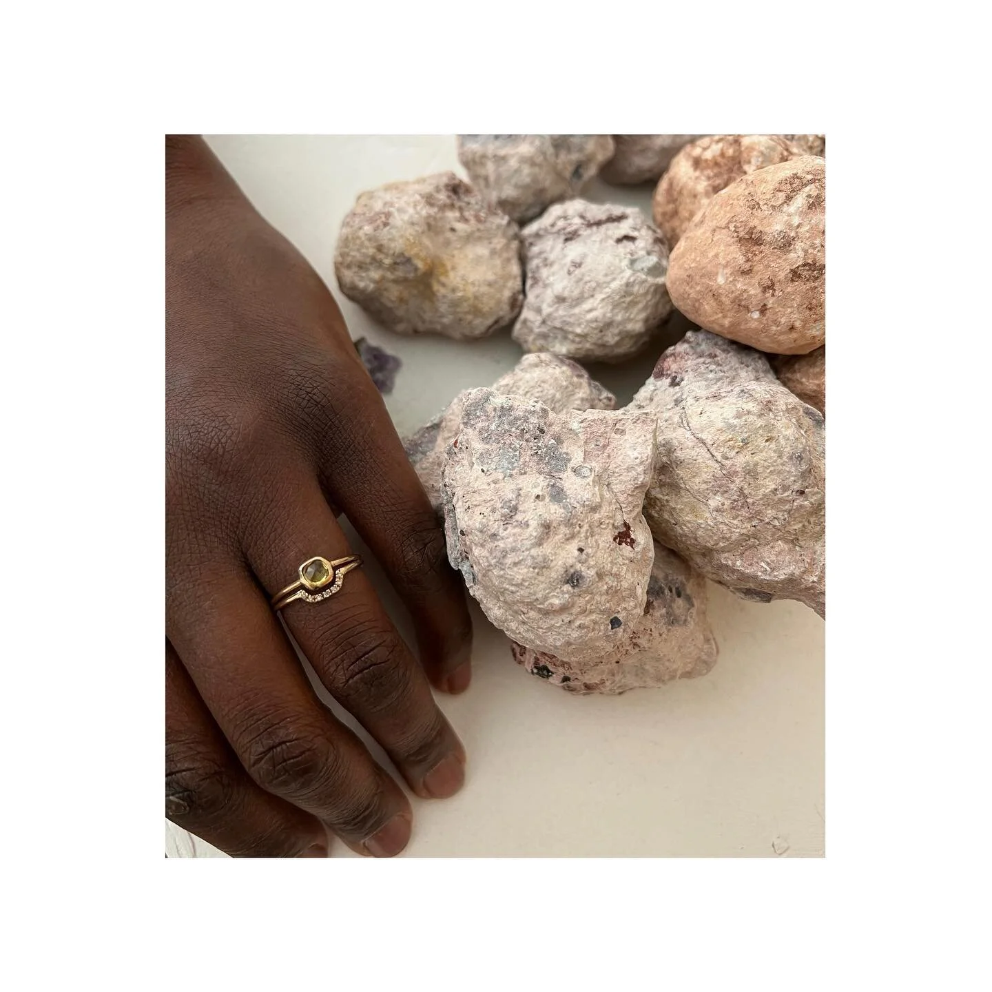 yellow sapphire // champagne diamond band // amethyst geodes