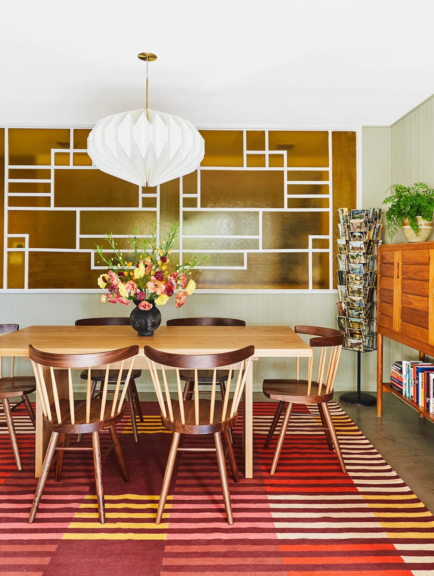 bauhaus-style-rug-in-mid-century-modern-la-dining-room-jessica-poundstone_jpg.jpg