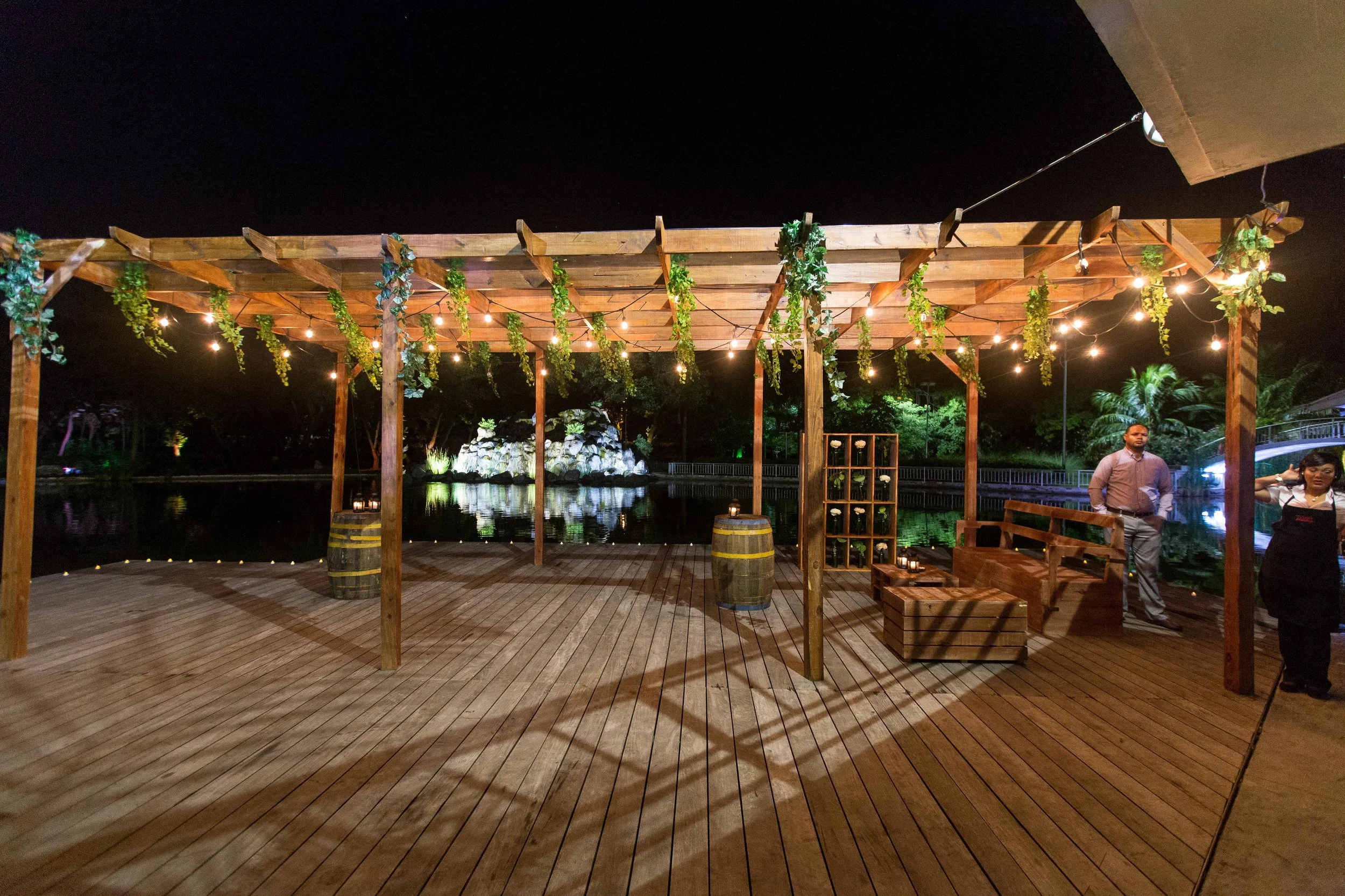 Deck de madera, extensión del salón Carlos María