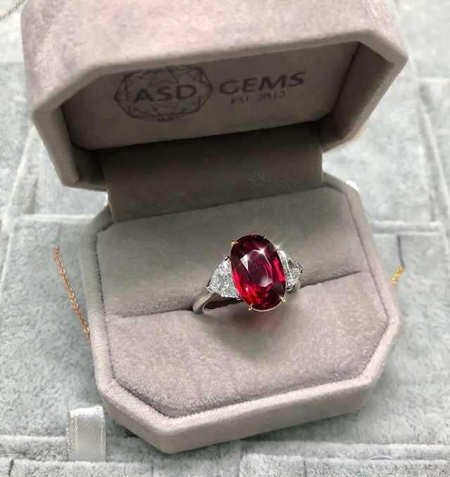 This Ruby is everything! 
6ct+ Non-Heated, Pigeon Blood Red! Swipe 👉🏻 to fall in love..😍✨&diams;️✨&diams;️
&bull;
&bull;
&bull;
#Gem #Ruby #Red #Bespoke #Beauty #Design #Style #Instarings #GIA #Diamondring #Bridal #She_saidyes #Thecaratclub #Thekn