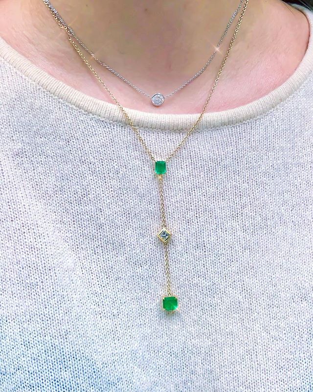 When your client drops by to get herself weekend-ready! 💁🏻&zwj;♀️☺️✨💚💎✨
&bull;
&bull;
&bull;
#TGIF #Lariat #Emerald #Green #Diamonds #Beauty #Design #Style #Instarings #GIA #Diamondring #Bridal #She_saidyes #Thecaratclub #Theknotrings #Gemhuntrin