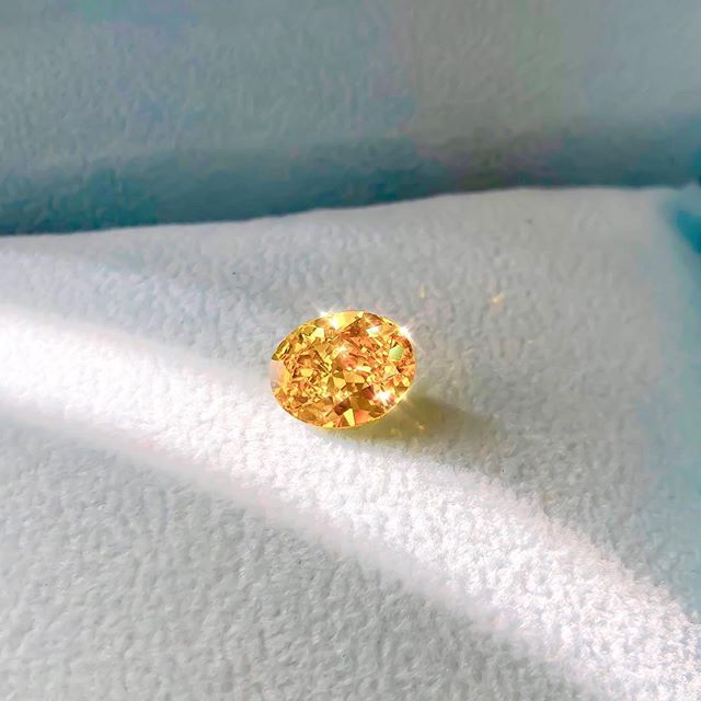 Starting Monday off with a bang 💥 This little golden nugget 🔶 came across my desk today...one of only a handful of Vivid Orange-Yellow diamonds in the world!  3ct+ in weight...one of a kind!!😱✨🧡 💎 &bull;
&bull;
&bull;
#Gem #Orange #Diamond #Oval