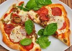 Pepperoni_pizza_with_basil.jpg