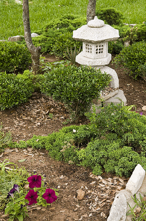White-Stones-complement-Japanese-Sculpture-by-Mike-Fisher.gif