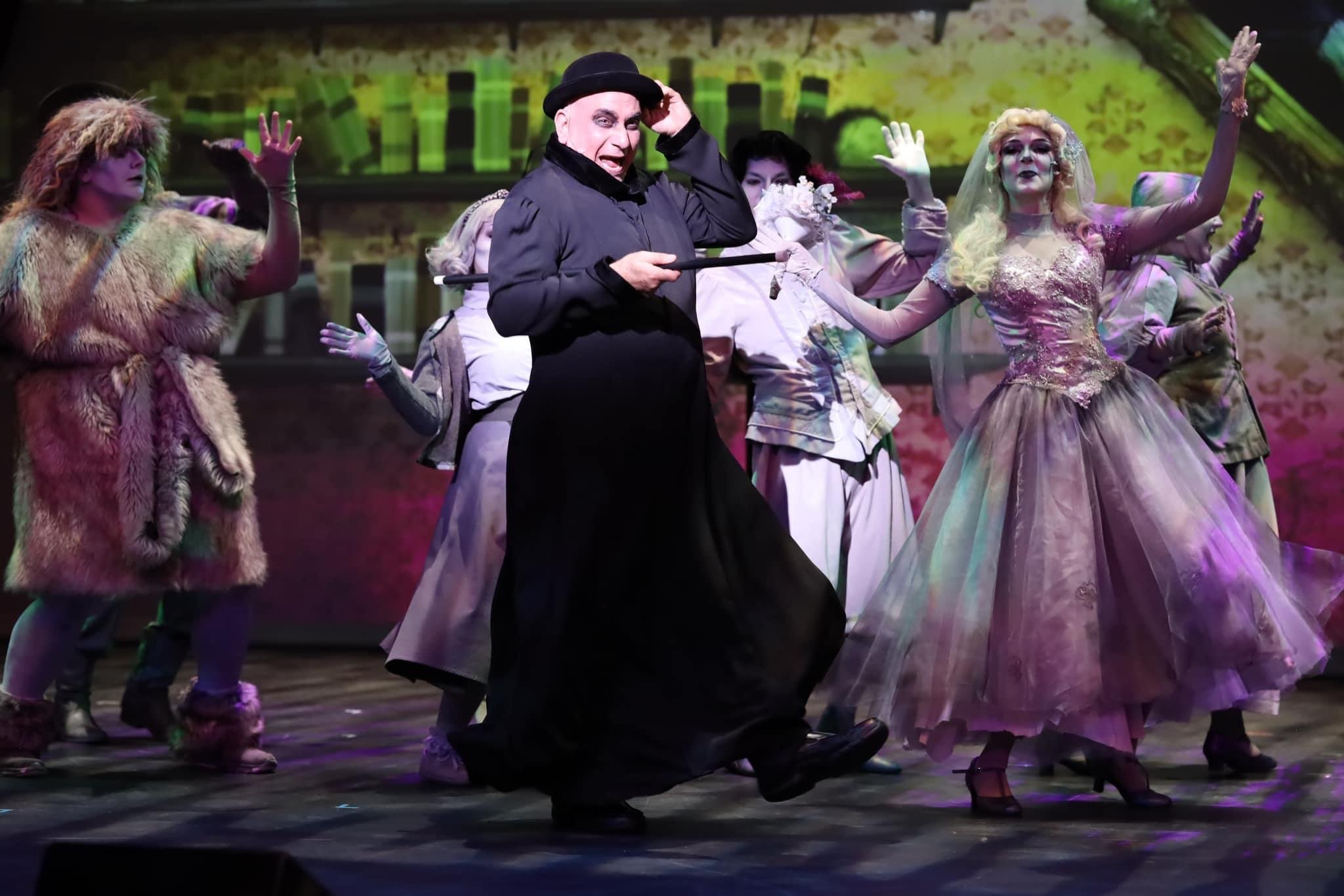 Frank Minano as Uncle Fester with the cast of THE ADDAMS FAMILY