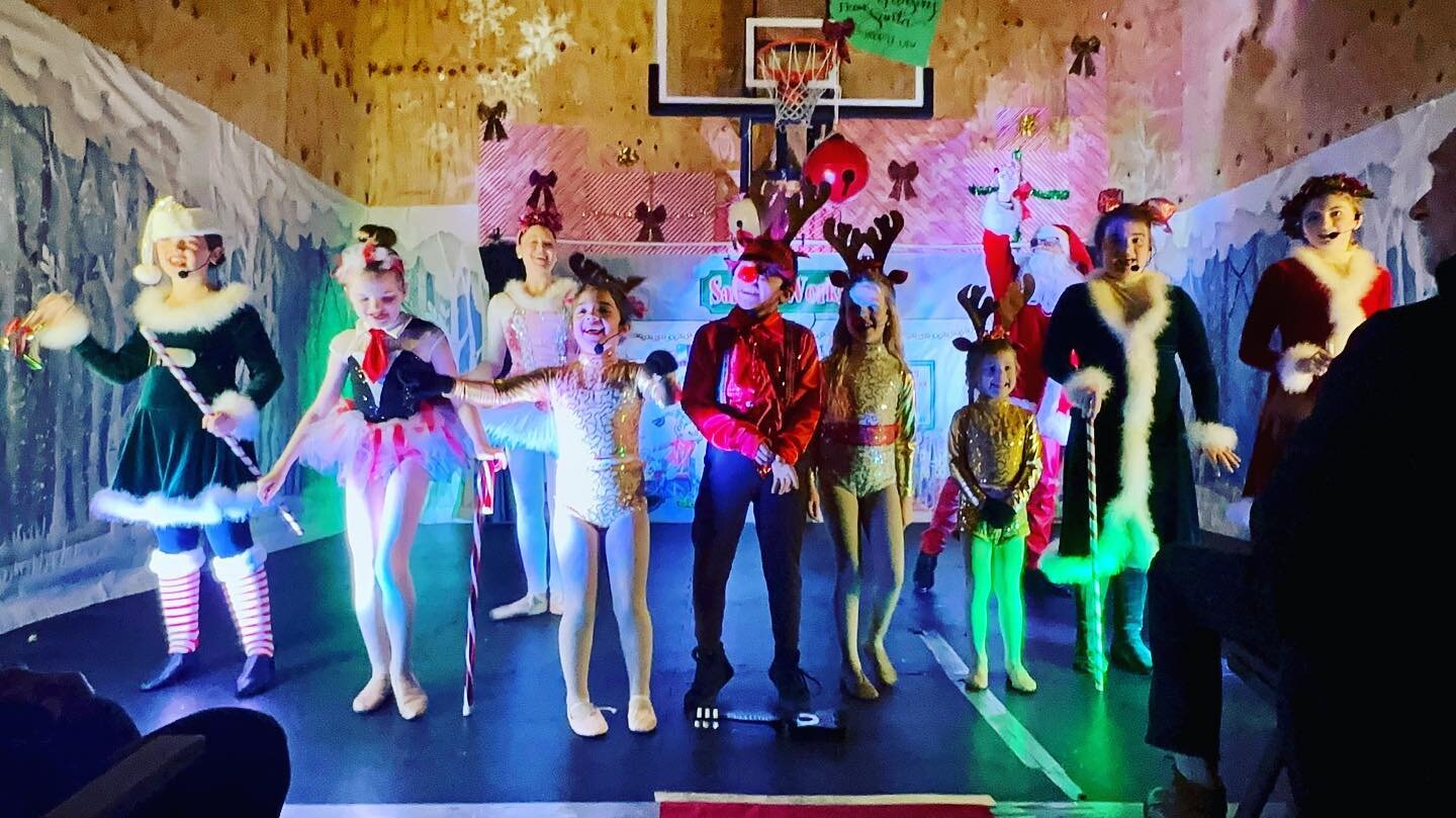 Enjoy The Magical Light in the North Pole! Merry Christmas from Company R Performing Arts! Subscribe to R youtube page for more creative videos and performances! @companyrperformingarts ourmagicwand.com 

https://youtu.be/8wn3yOk8opk