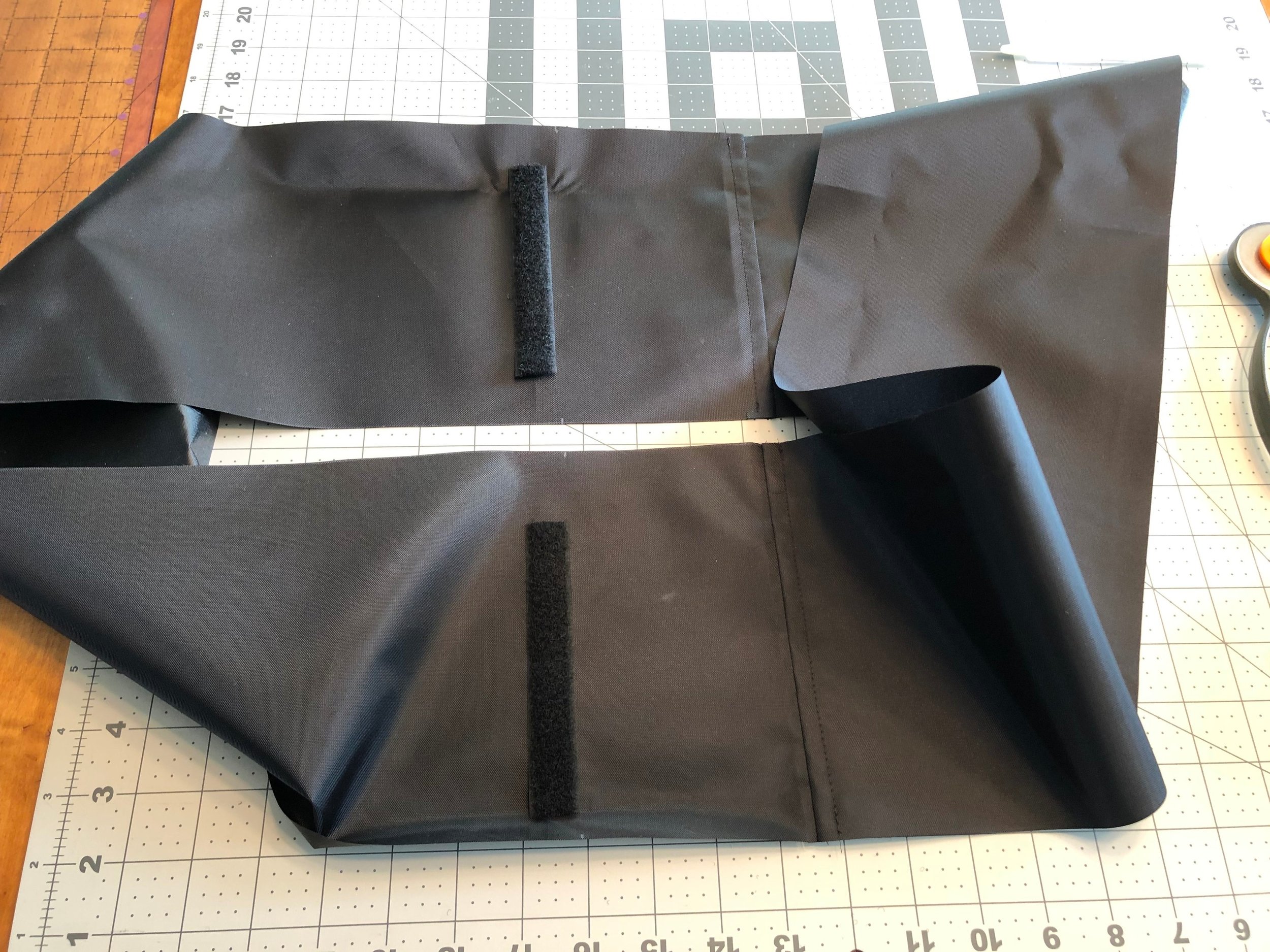  Sew the lining gusset piece right sides together. Attach the velcro loop for the divider. 