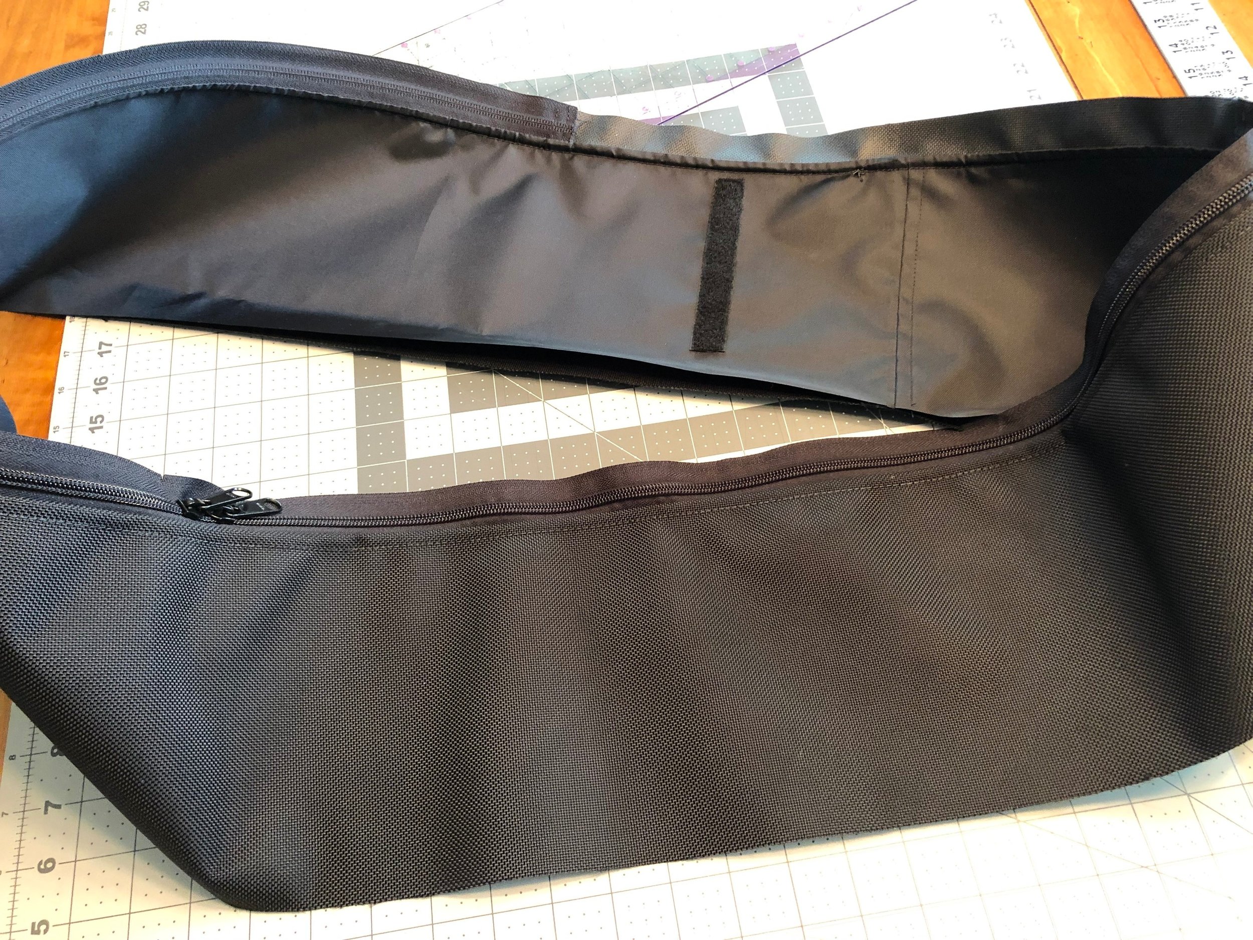  Turn the gusset out and topstitch around the zipper seam to hold the lining in place. 