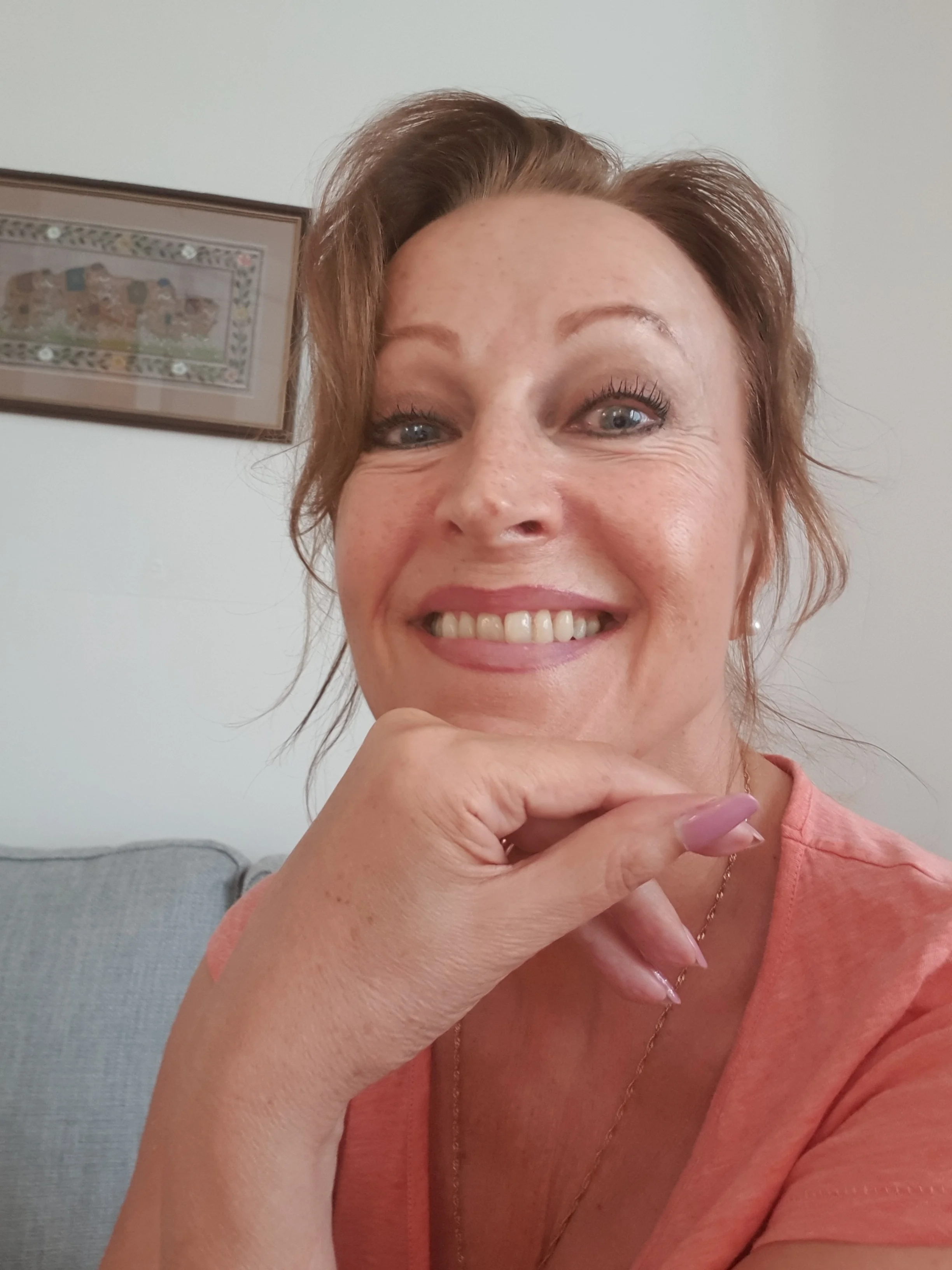 Tuula är leg. psykoterapeut med inriktning på kognitiv beteendeterapi och socionom med en vidareutbildning i trauma.
