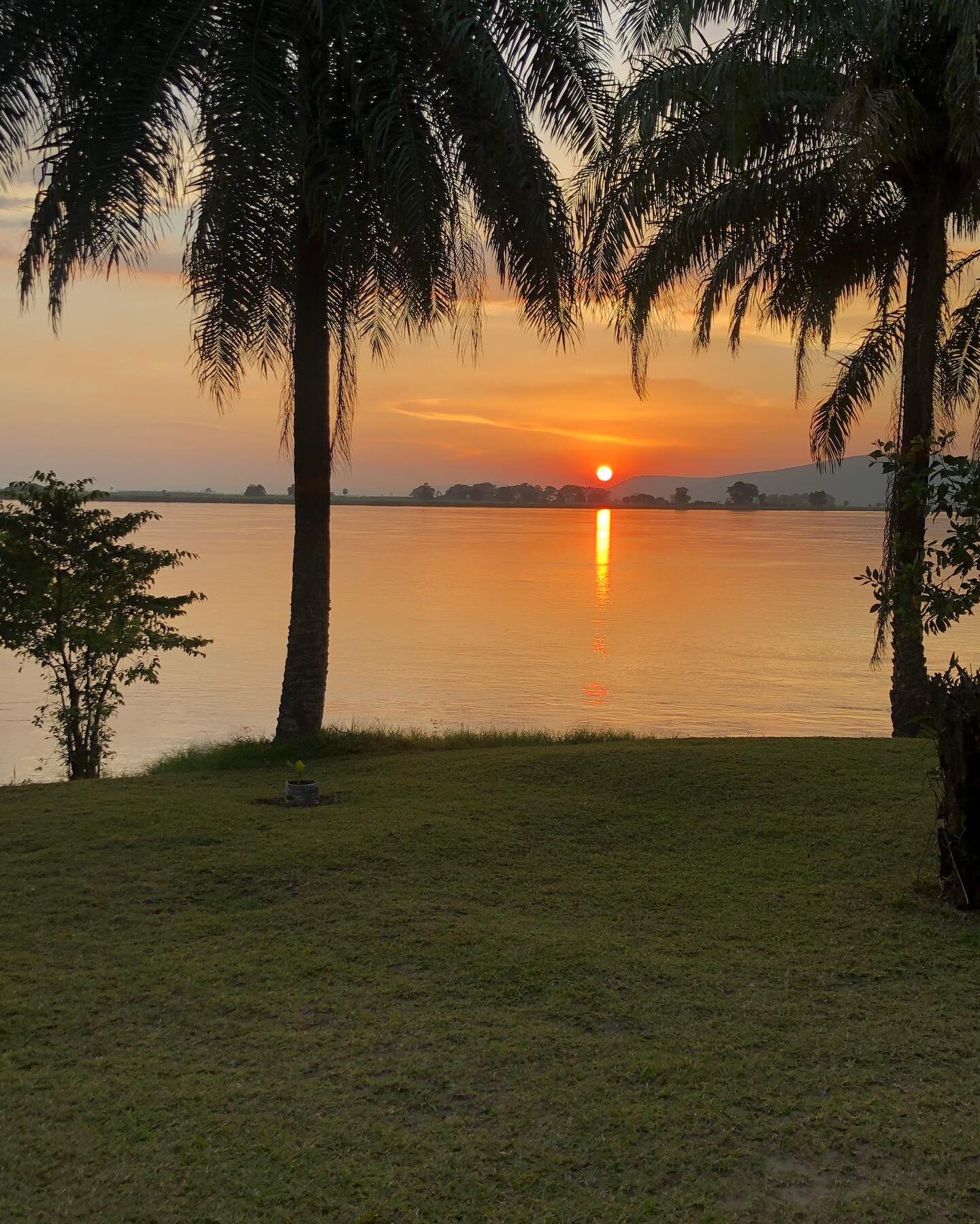 Dreamy sunset on the Congo River, made in La Boh&egrave;me de Mangengenge&hellip;
*
*
*
*
*
#labohemedemangengenge #maluku #privilegekinshasa #congoriver #congordc #congoelokoyamakasi