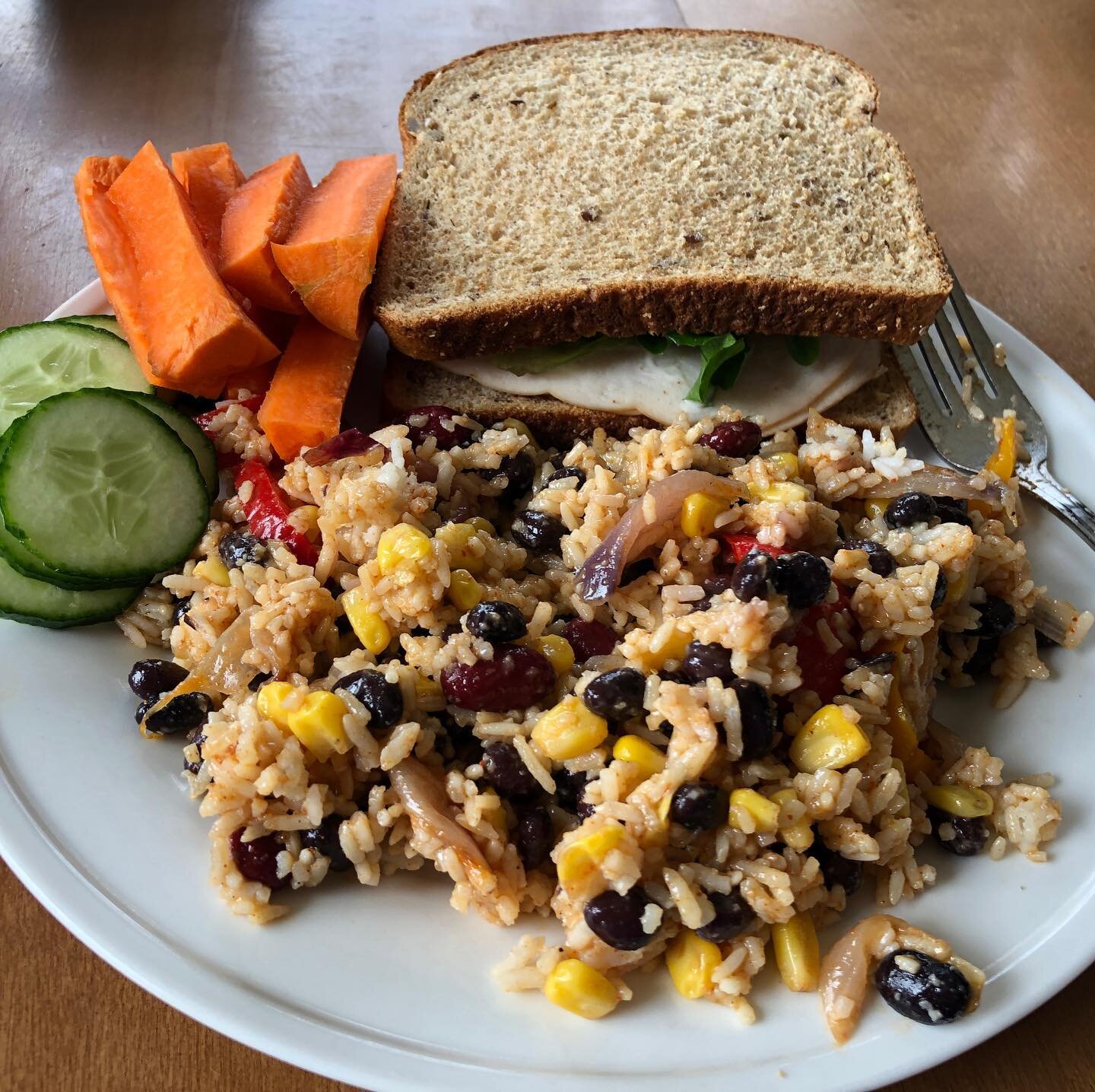 PRE TRAINING/ RACE FUELLING!
Do you ever wonder how to fuel before your run?!

Here are some things to consider:
Gastric Emptying (the rate at which ingested food and liquid leave our stomach) is effected by HOW MUCH, HOW SOON, and WHAT TYPE OF FOOD 