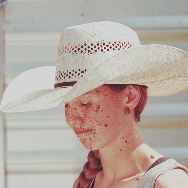 @jorden395 let us throw mud in her face!! Find out more this gritty Bullriding/Bullfighting beast in Issue #2 of @nodfreemag : LINK in Bio!! #clickthompsonphotography #nodfreemag #rodeolife