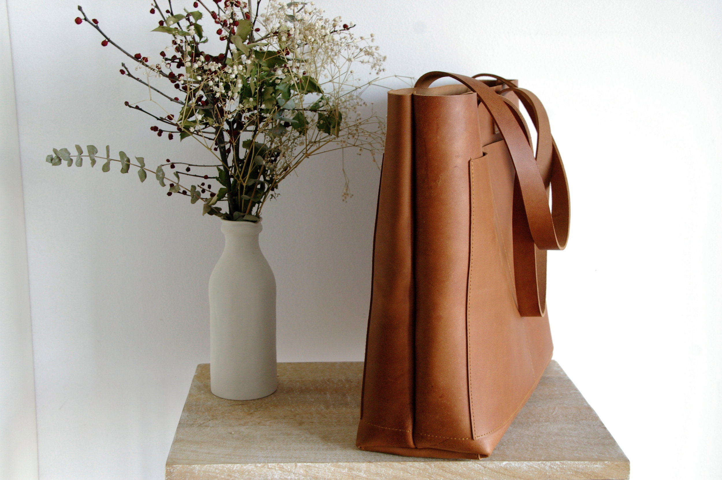 MEDIUM Camel Leather tote bag with large outside pocket. Cap Sa Sal Bag  with Pocket. Handmade. — Vermut Atelier